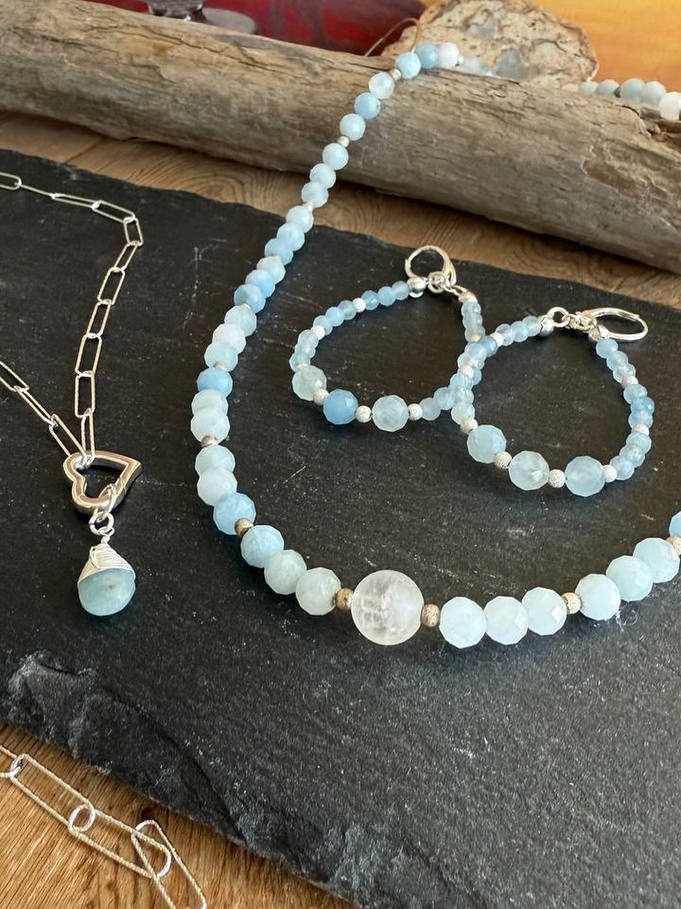 ✨ Aquamarin – Licht der Meeresseele ✨
Dieses handgefertigte Unikat trägt die sanfte, klare Energie des Wassers in sich 💎
Jede facettierte Perle aus echtem Aquamarin erinnert an innere Ruhe, Klarheit & Vertrauen ins Leben.
Fein kombiniert mit 925 Silber-Zwischenperlen und Magnetverschluss – elegant, edel, einzigartig 🌊
Ein Stück Natur – geschaffen, um dich an deine eigene Tiefe zu erinnern.
#Aquamarin #Unikat #EdelsteinSchmuck #Handgemacht #925Silber #SeelenSchmuck #Klarheit #Intuition #NaturinspirierteSchönheit #DorisButeo