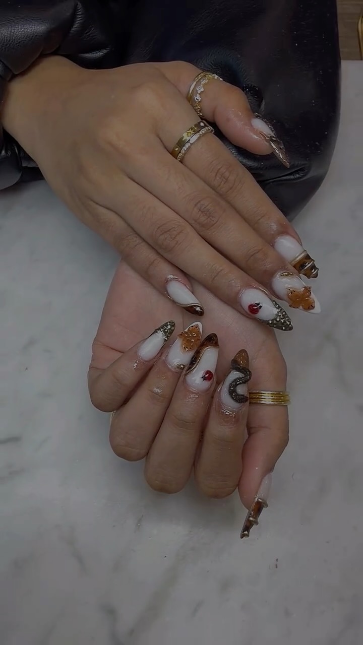 🦂 Earthy luxe meets statement art — tortoiseshell, gold textures, 3D butterflies, and a touch of red lady bugs to seal the vibe. Bold. Detailed. Untamed.
✨ Designed to turn heads and tell a story.
#BondiNails #NailArtSydney #3DNails #TortoiseshellNails #LuxuryNails #NailDesigns #NailInspo #ButterflyNails #TexturedNails #ChromeNails #NailGoals #SydneyNails #NailArtist #NailTrends2025