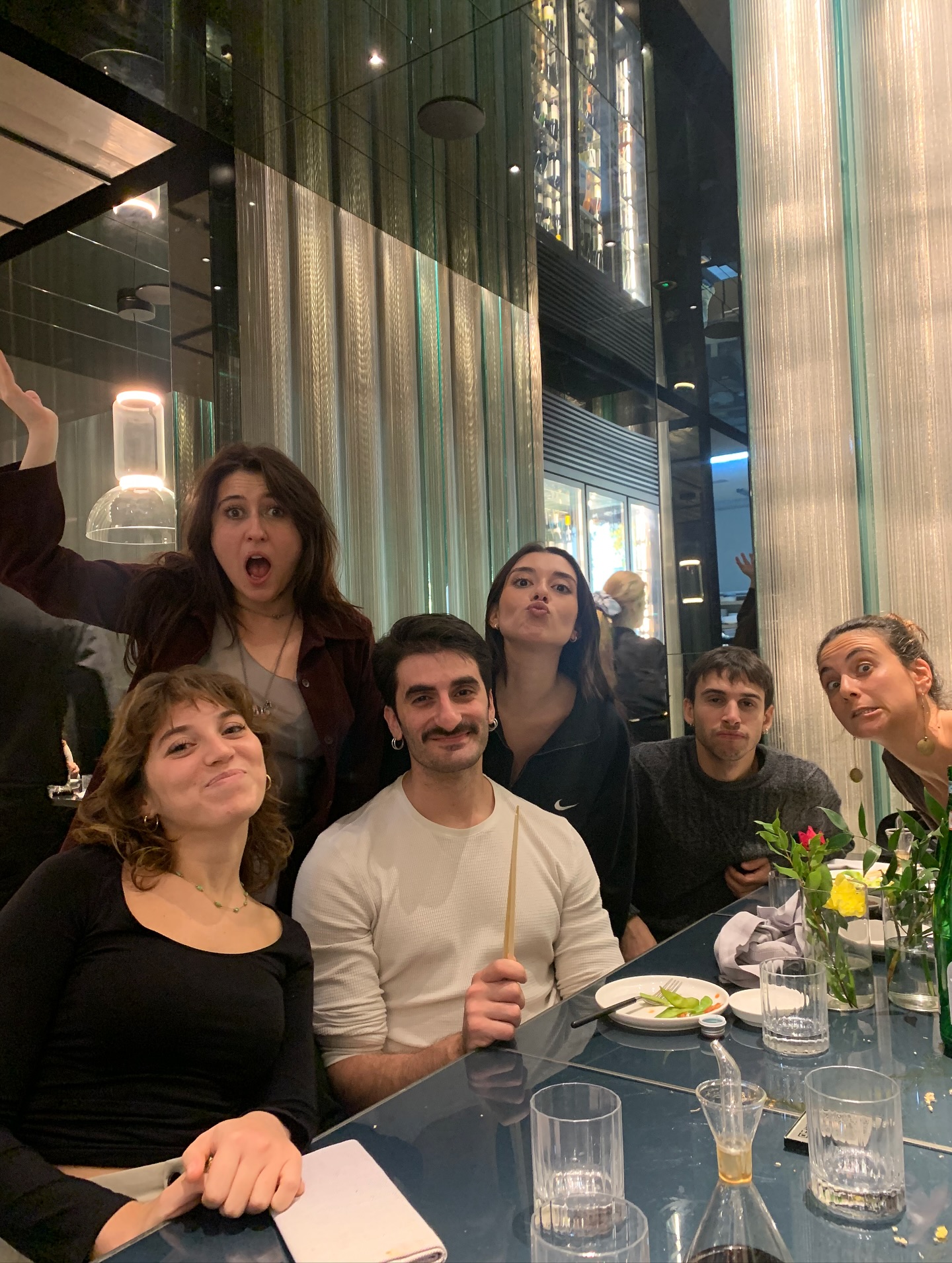 Rimpatriata cantierina a Milano. Simo e Gaia hanno da poco iniziato il loro percorso alla Filodrammatici, Chiara ha appena iniziato il secondo anno recitazione in Paolo Grassi terminando le temute variazioni, MP e Maryana cominciano in questi giorni i loro percorsi rispettivamente di Regia e Danza sempre in Paolo Grassi.
Nella prima foto i volti provati dopo un sushi impegnativo.
Nella seconda una foto davanti alla stazione “così si capisce che è Milano”. Già. Perché è chiarissimo, no?
In tutte e due le foto infinito amore e gli auguri più grandi di cose meravigliose.