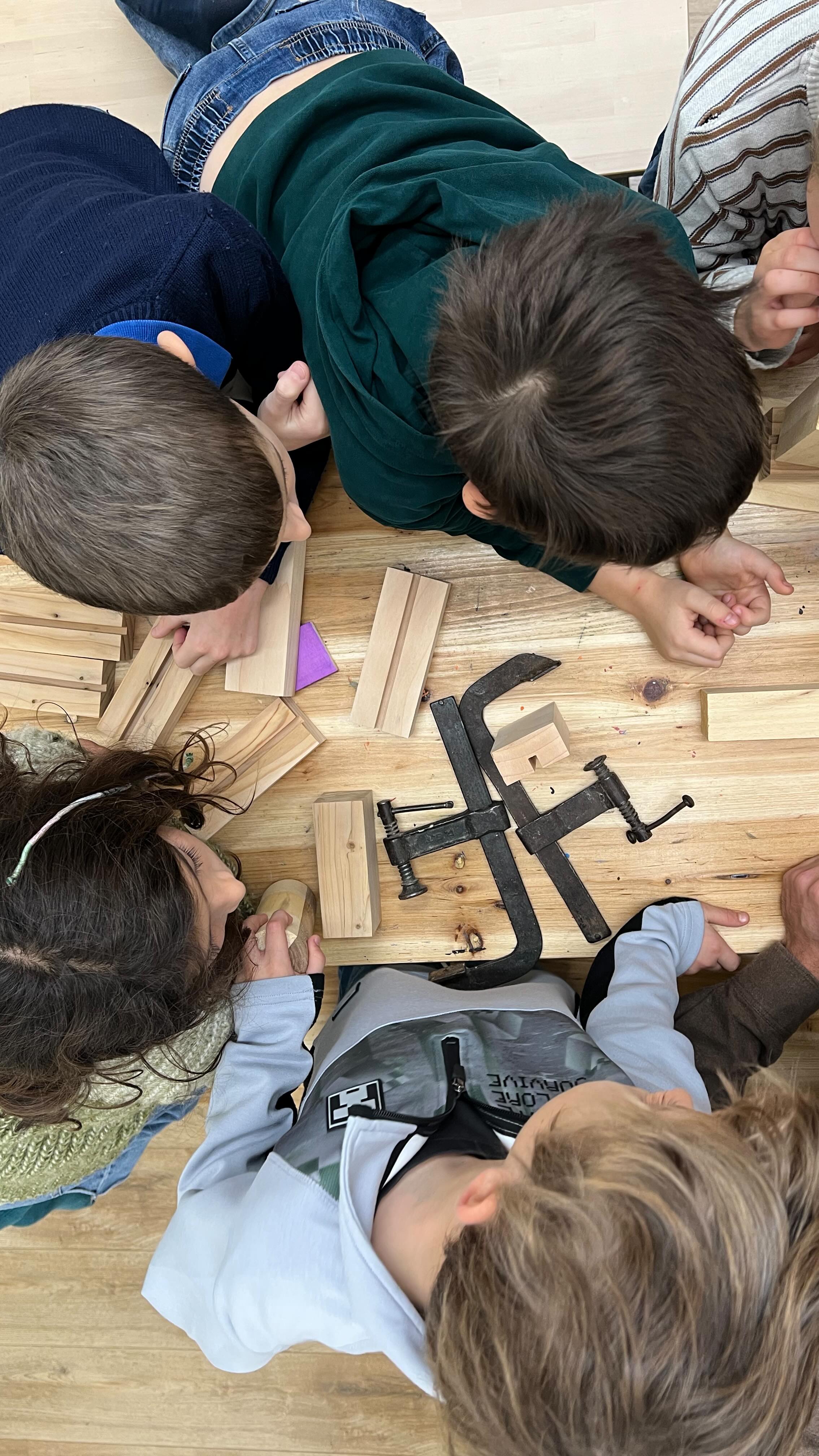 PICCOLI FALEGNAMI ✨
Sabato scorso guidati da @simonefalegname abbiamo imparato l’arte della lavorazione del legno, scartavetrato, colorato e costruito un gioco!
Grazie mille Simone e grazie a tutti i nostri piccoli artigiani 🤍
#pianobi #workshop #milano #kids #carpentry