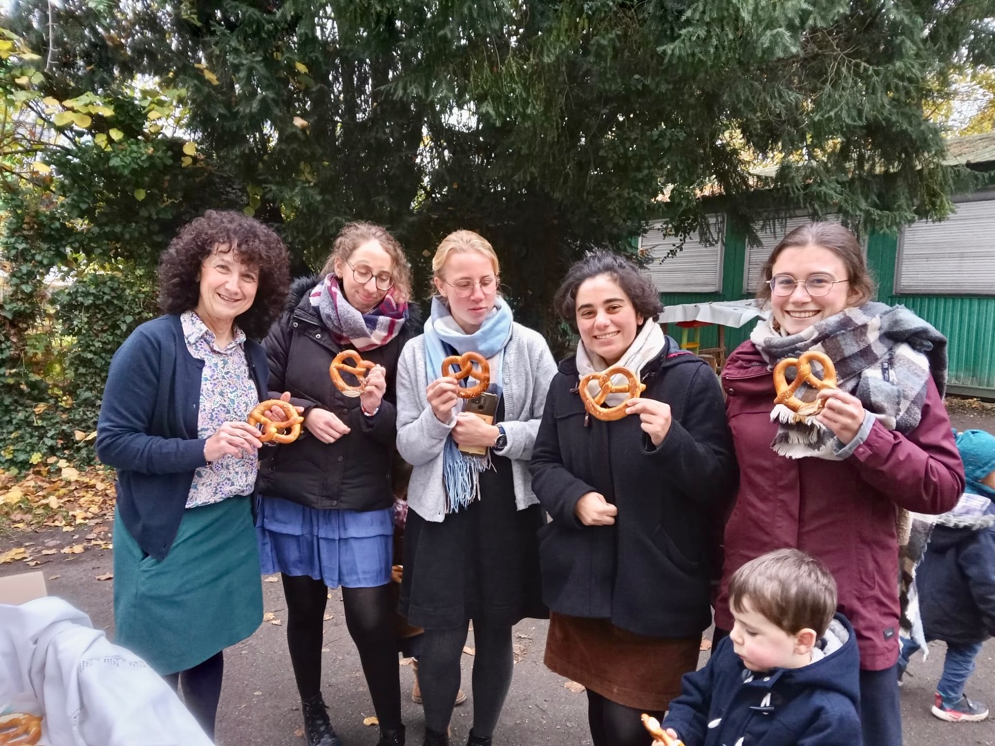 Comme il est de coutume dans les pays germaniques, à l’initiative de Mme Weyrather, notre professeur d’allemand, nous avons solennisé la Saint Martin: chants et goûter de bretzels confectionnés par ses soins 🥨 !... pour la plus grande joie des petits et des grands!
Au cours Herrade, toutes les occasions sont bonnes pour nous réjouir. Bonne fête de la Saint Martin à tous!