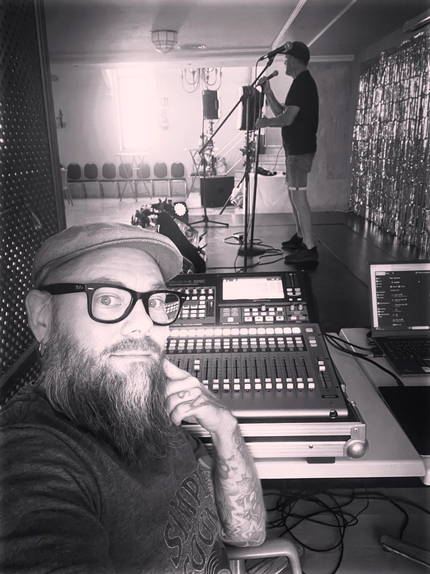 Eilen sai taas pitää hauskaa säästäen nappeja. Keikka taisi mennä aika kivasti, kun ainoat palautteet oli, että hyvin miksattu vaikka en ole mikään ammattilainen ja toinen oli, että soi vähän kovalla. Vikan biisin aikana ei soi koskaan liian lujaa 😃🎼
#live #livemusiikki #äänitekniikka #keikka #miksaus