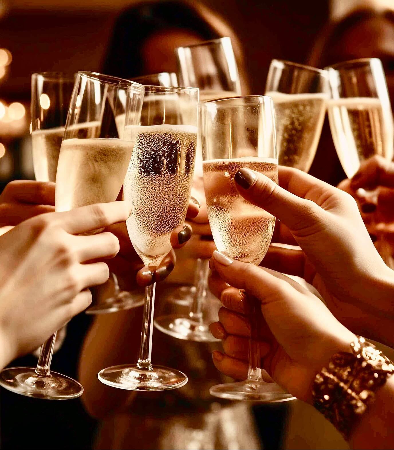 Vi firar lanseringen av vår nya hemsida och bjuder in till en lyxig mingelkväll hos oss. 🥂
Lördag 29 november kl. 17–20.
Bubbel, snittar och en kväll fylld av härlig stämning.
💼 Goodie bags till de 50 första
🎁 Utlottningar under kvällen
💎 30% rabatt på alla produkter – endast denna kväll
Vi ser fram emot att träffa er. 🥂
Välkommen!
/E12