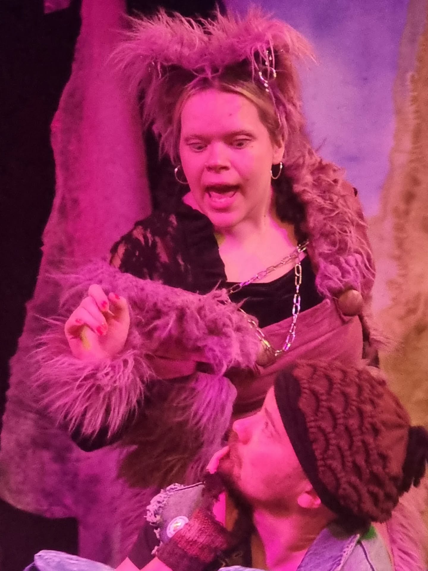 "Sssekarotuinen. En olekaan aiemmin maissstanut sssellaissta."
Ootko mun kaverlji? enskaan 8 päivää! Tervetuloa katsomaan miten Mustin käy Noidan kissan käsittelyssä 😊.
Linkki lisätietoihin ja lippuihin profiilissa.
Kännyräpsy @jennijkat
#ootkomunkaverlji #noidankissa #teatteri #lastenteatteri #kulttuuri #lastenkulttuuri #lastenjoensuu #musiikkiteatteri #joensuu #joensuuntapahtumat