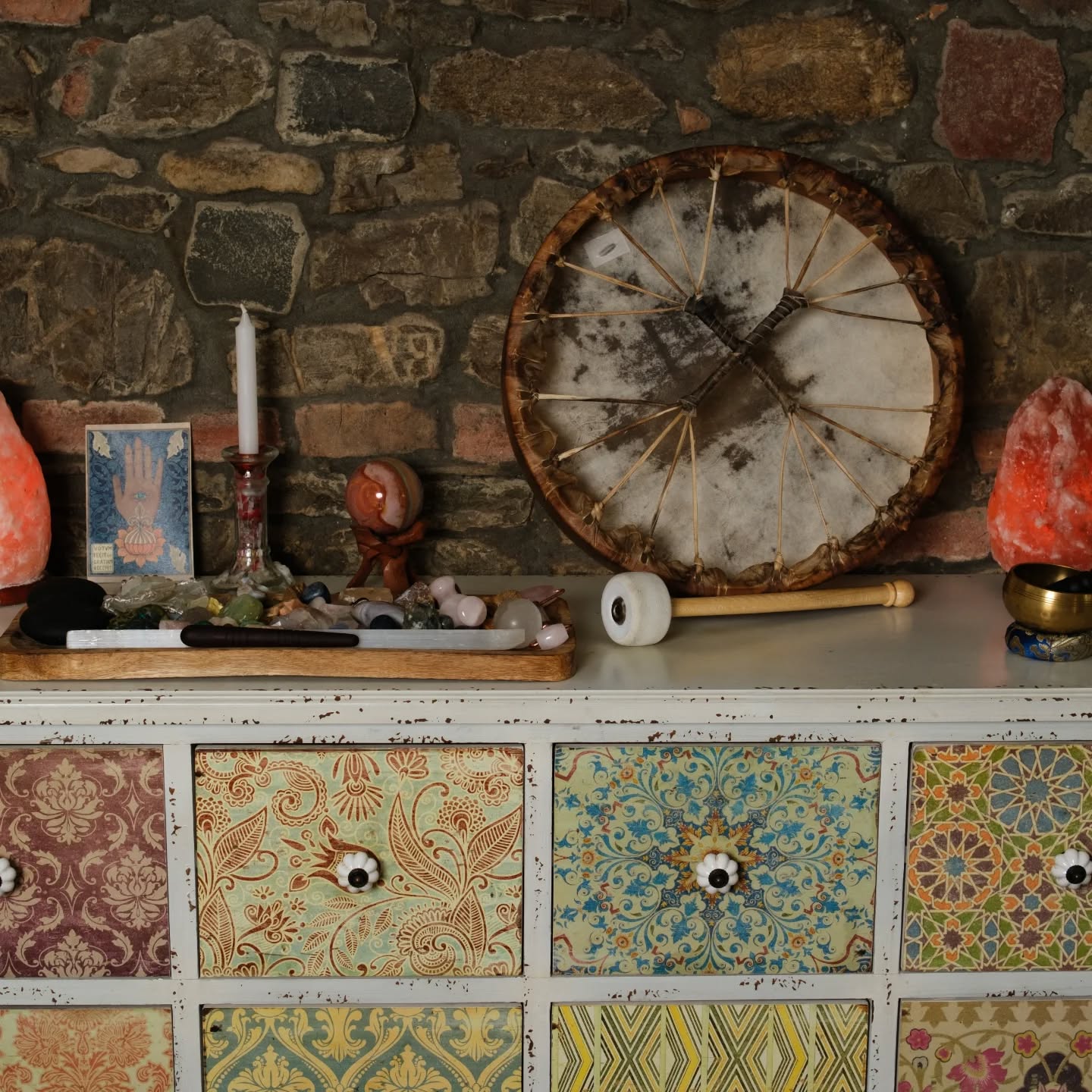 Hai presente i tabù, il senso di inadeguatezza, le mille domande senza risposte il giorno del tuo Menarca?
E che probabilmente si ripresenterà quando arriverà la Menopausa... con la sua potenza e irriverenza, con la quale sconvolgerá ogni credenza di equilibrio pensavi di aver acquistato in tutti questi anni ?
Purtroppo è quello che accade quando le fasi della Ciclicità ci attraversano durante il corso della nostra vita, dal menarca alla Menopausa, portandoci tornadi di emozioni e sensazioni che ci hanno insegnato a SUBIRE e basta, magari con indifferenza, disagio o persino dolore
Ma in noi vivono 4 Donne che vogliono comunicare con noi, ad ogni fase del nostro ciclo, quello ovulatorio, premestruale, mestruale, pre-ovulatorio
e come in tutte le cose, quando impariamo ad Osservarle con gli occhi della consapevolezza, del Risveglio... scopriamo, in verità, i potenti messaggi che ogni fase del ciclo ha da mostrarci... come un linguaggio segreto che una volta imparato può spianarci la strada per maggiore Libertá, Energia, Leggerezza ed Autenticità
Ti piacerebbe conoscere le 4 Dee che vivono dentro di Te e che non aspettano altro che incontrarti?
CIÒ CHE NON CONOSCIAMO CI SPAVENTA, MENTRE... IL SAPERE È IL NOSTRO POTERE!
con amore Valentina