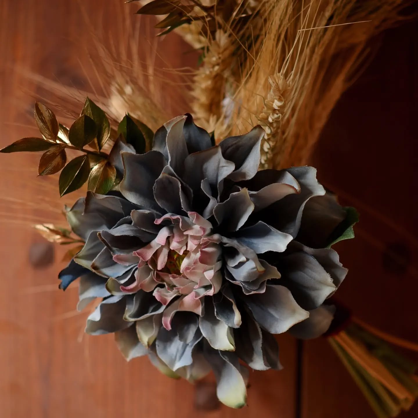 🔸Couronnes en préparation 🔸
Il y en aura peu mais je ne résiste pas à vous en proposer quelques unes même si je dois très littéralement couper la tête de mes belles fleurs pour les confectionner !
Beau weekend
Camille 🌸
#soyeuse
#fleursdurables #fleursartificielles #decorationflorale #couronnedefleurs #fleuresternelles #fleursséchées