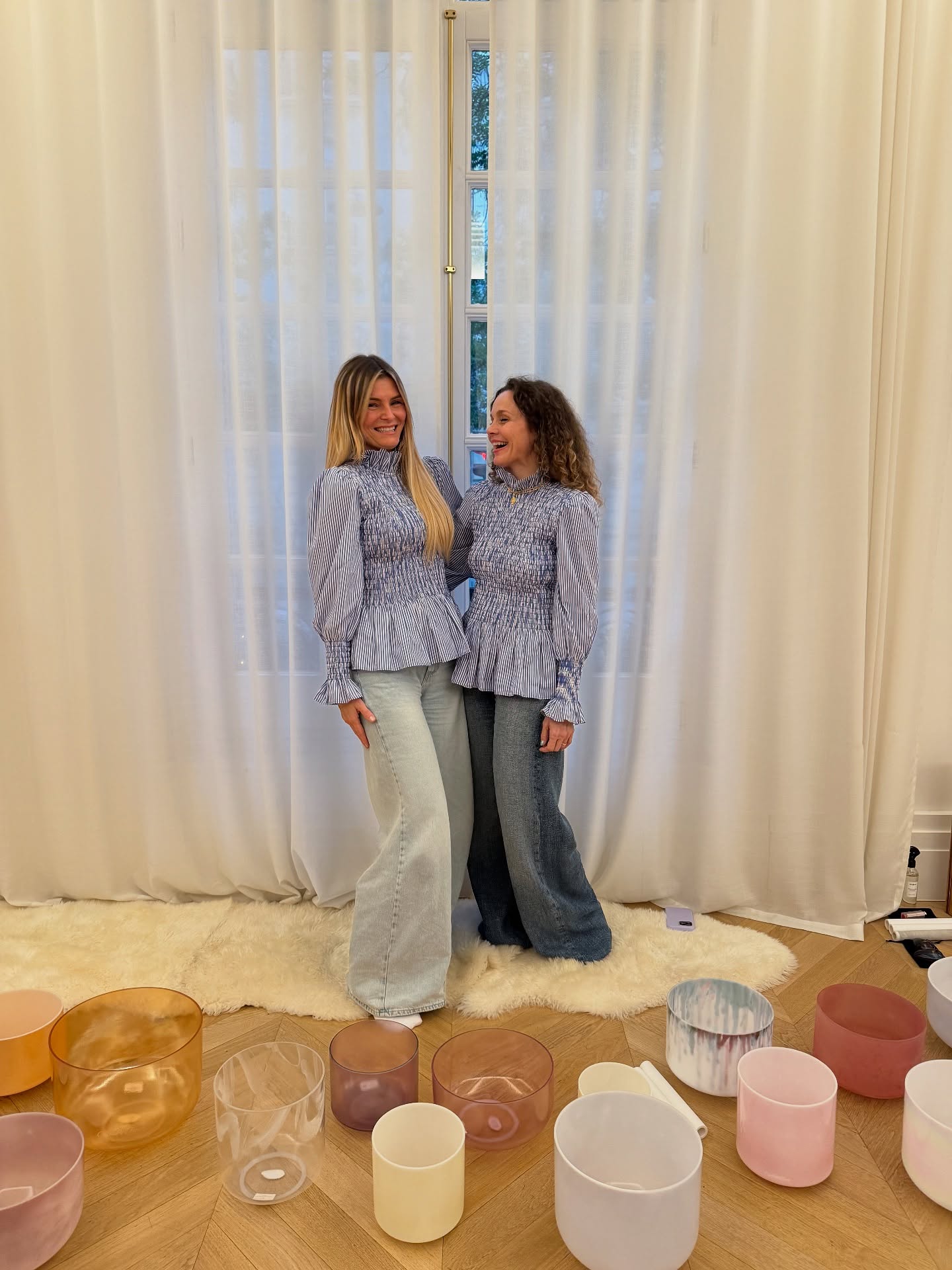 ✨ Deux journées hors du temps ✨
Ce weekend avec mon amie @sweetmayia nous avons guidé 19 femmes à travers une immersion autour du son et des bols de cristal ! 💎
Nous avons eu la chance de vivre cette expérience dans un lieu exceptionnel qui réuni 3 enseignes : @maison_apogee x @osmose_physio x @experimentalplaceparis ✨
Merci à chaque participante d’avoir permis ce moment de grâce, de beauté et de MAGIE ! C’est toujours un IMMENSE plaisir de transmettre cette pratique qui est celle de notre cœur 🤍
Et Merci à nos marques partenaires : @yonka.paris @altrient_official @mercihandy @sentaraholistic 🙏
La prochaine session de formation aura lieu début 2026 (janvier ou février) Les pré inscriptions ouvriront très bientôt !
Dites nous si ça vous plairait d’explorer cet univers avec nous :)
🩵💝🔔