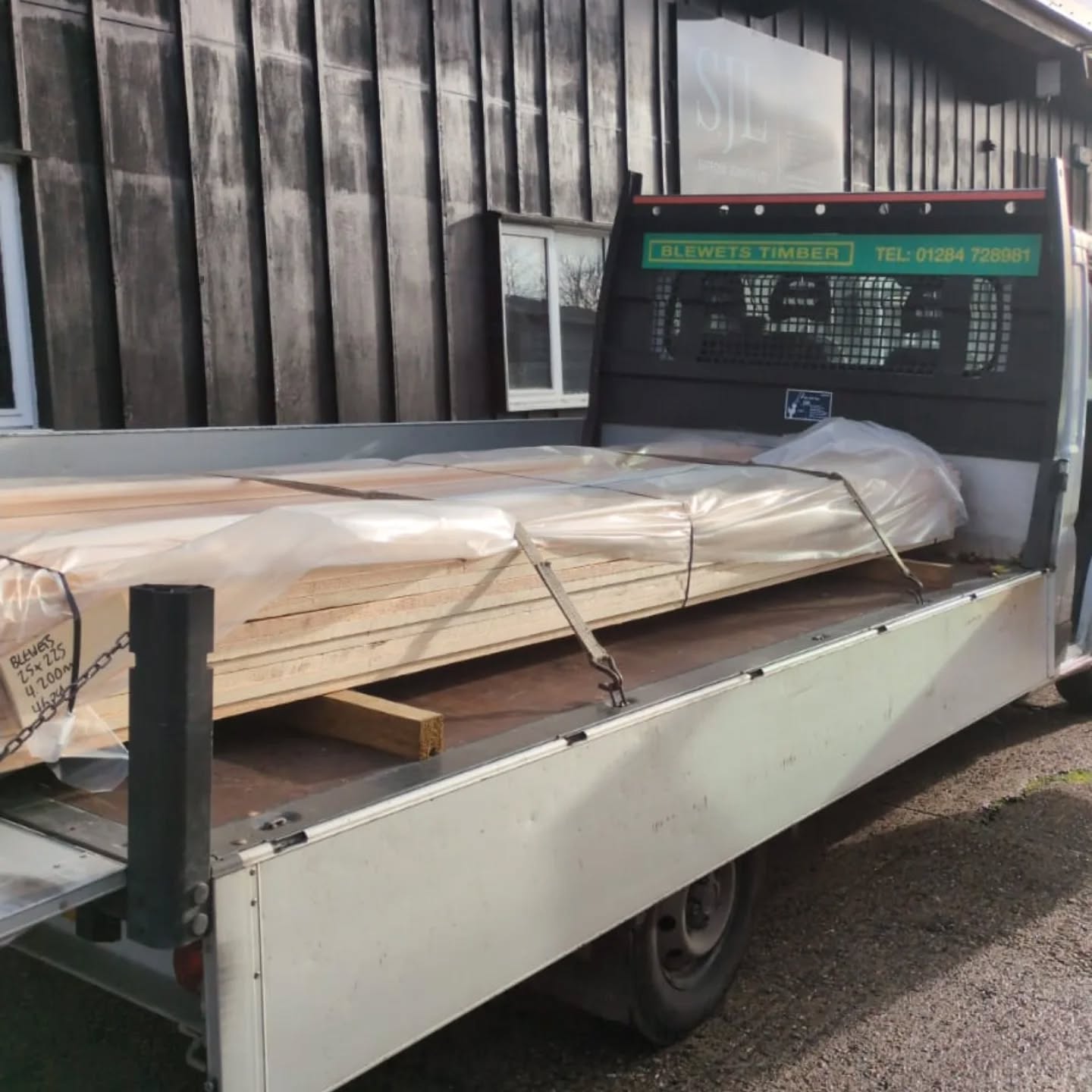 Just delivered a pack of 4.8m 25 x 225mm 5th redwood sawn pine to our friends @suffolkjoineryltd.
#timber
#pine
#sawn
#blewetstimber