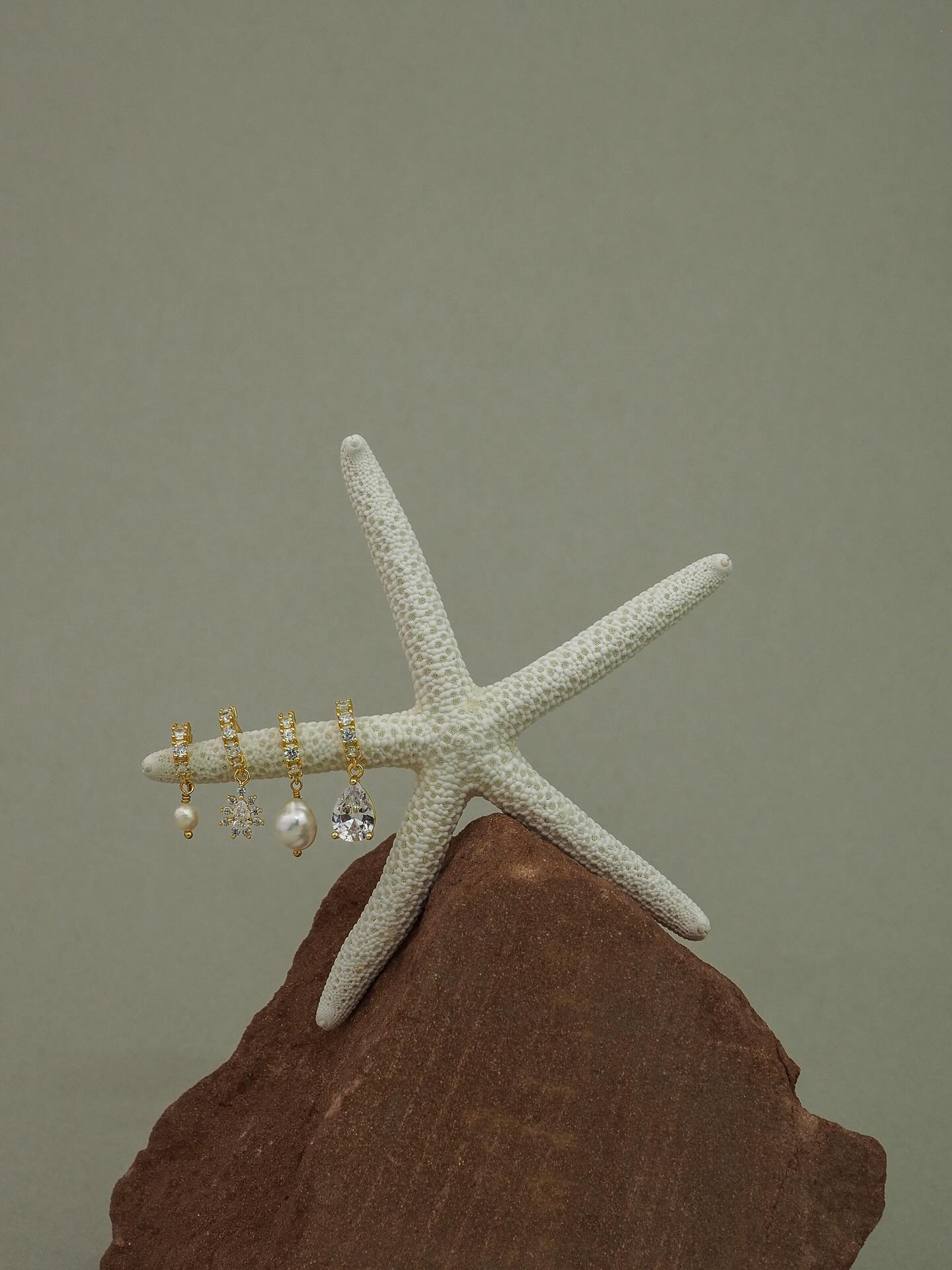 God morgen ✨ Jeg starter uken med inspirasjon til dagens øredobbstack 👂🏼💎 Ører fylt av klare stener og feskvannsperler kan kombineres med alt fra jeans og crispy skjorte til helsort/brunt og nøytralt ✨ Ha en fin uke 🫶🏼