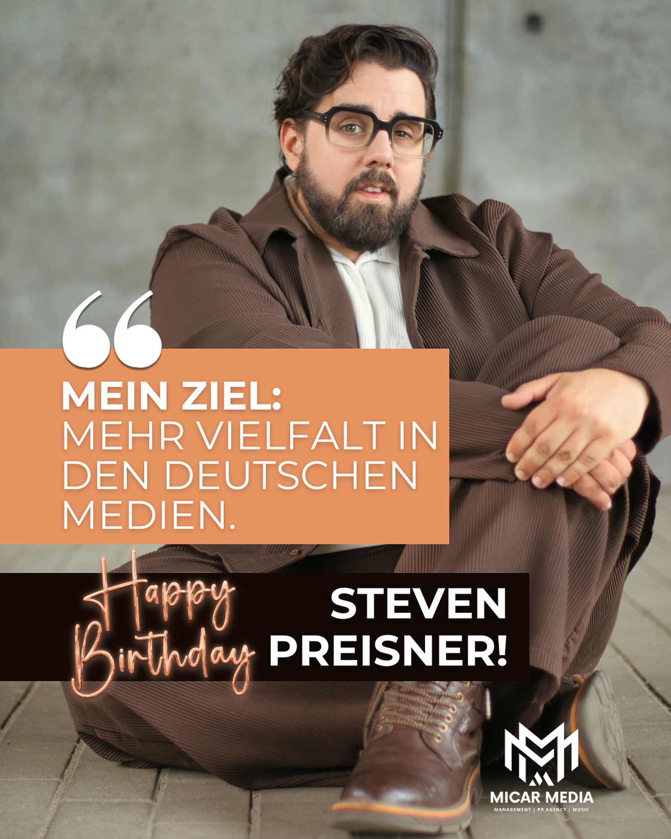 Happy Birthday, @steven_preisner! 🎂🎈 Mit Haltung, Herz und Humor setzt du ein starkes Zeichen für mehr Vielfalt in den deutschen Medien – und lebst, wofür du stehst. Wir feiern heute nicht nur deinen Geburtstag, sondern auch deinen Weg, deine Stimme und deinen Mut, sichtbar zu sein.
Alles Gute, Steven! 🎉🥳
Foto: Florian Gibki
#StevenPreisner #MicarMedia #HappyBirthday #Diversity #Vielfalt #Schauspieler #RepresentationMatters #Actor #CreativeVoice