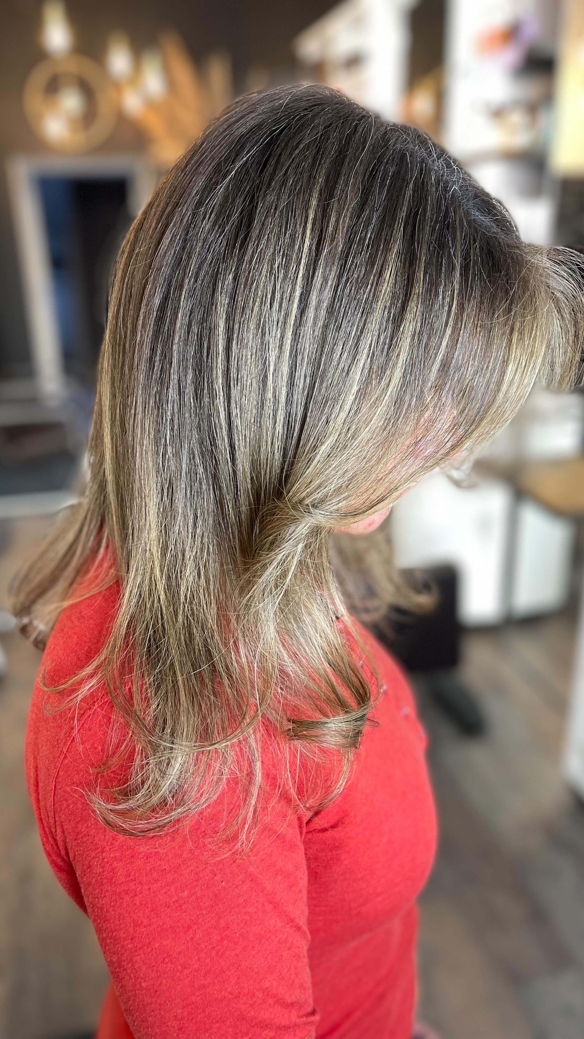 Do a Natural Balayage with me ✨
——
Ausgang: naturbelassene Haare
Wunsch: weich verlaufende Helligkeit & mehr Dimension
Für meine Kundin war das Ziel ein natürliches, sonnengeküsstes Ergebnis – mit sanften Übergängen, die ihre Locken perfekt unterstreichen und es weich rauswachsen kann.
Da sie ihre Haare nur alle 2 Wochen wäscht, ist das ideal für ein langanhaltendes Farbergebnis und besonders schonend für ihre trockenere Haarstruktur.
⠀
Aber: Das heißt nicht, dass alle 2 Wochen Haarewaschen für jeden funktioniert!
Jedes Haar/Kopfhaut ist anders – wichtig ist, dass deine Routine zu dir und deiner Haarstruktur und Kopfhaut passt.
✨ Preise & Infos findest du auf www.beckerbeauty.de
Buche jetzt online – schnell & unkompliziert
Folge @beckerbeauty.de für mehr Inspiration & Einblicke hinter die Kulissen.
——
#balayage #naturalbalayage #hairtransformation #healthyhair #friseurdeutschland #hairinspo #glossyhair #lockenliebe #haarpflege