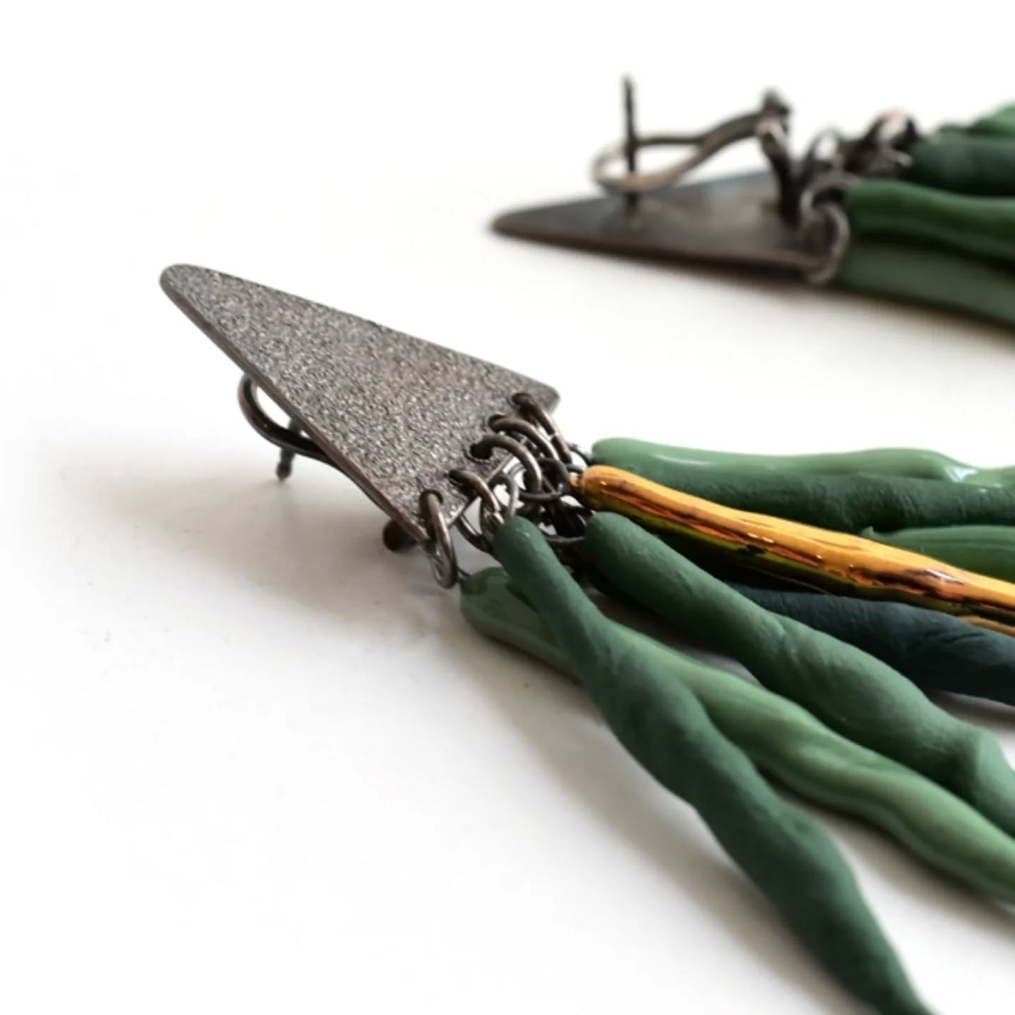 These two earrings are now on their way to London, along with several other pieces.
On November 21-23.11.25 at Covent Garden
"The living trace"
@cluster__contemporaryjewellery
#contemporaryjewellery #contemporaryporcelain #porcelainjewellery #jewellery #statementjewellery #statementearrings #earrings #elementarisbypfefferkorn