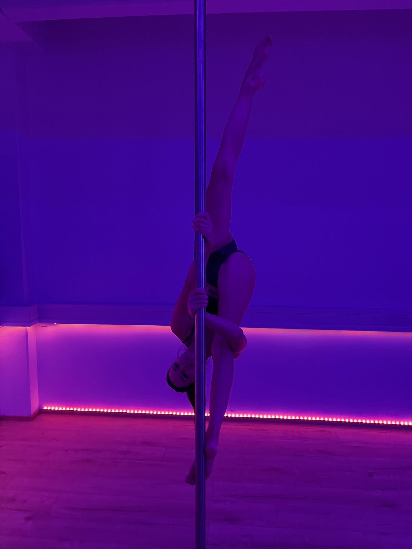 💘 Recap from last weeks classes 💘
Mo
17:30 Beginner @stephie_maria
19:00 Intermediate @lucillapatrizi
Tue
16:00 Beginner @stephie_maria
17:30 Beg/Int @petra.mota_
19:00 Beginner @lea_pole_dance
19:00 Conditioning for pole @vikpole_
We
17:30 Intermediate @lea.spin / @_diana_pan
19:00 Sensual Pole Flow @feithid.cinn.oir
19:00 Handstand Basics @lea.spin
Th
17:30 Int/Adv @britt_bloem / @_diana_pan
19:00 Beg/Int @verus.belena
19:00 Leg Flexibility @britt_bloem
Fr
17:30 Beginners @feithid.cinn.oir
19:00 Sepecials
Sa
10:30 Beginners @aleksandrapiwnik
#poledance #innsbruck #poledanceinnsbruck #poledancersofig #poledancenationn#polelove