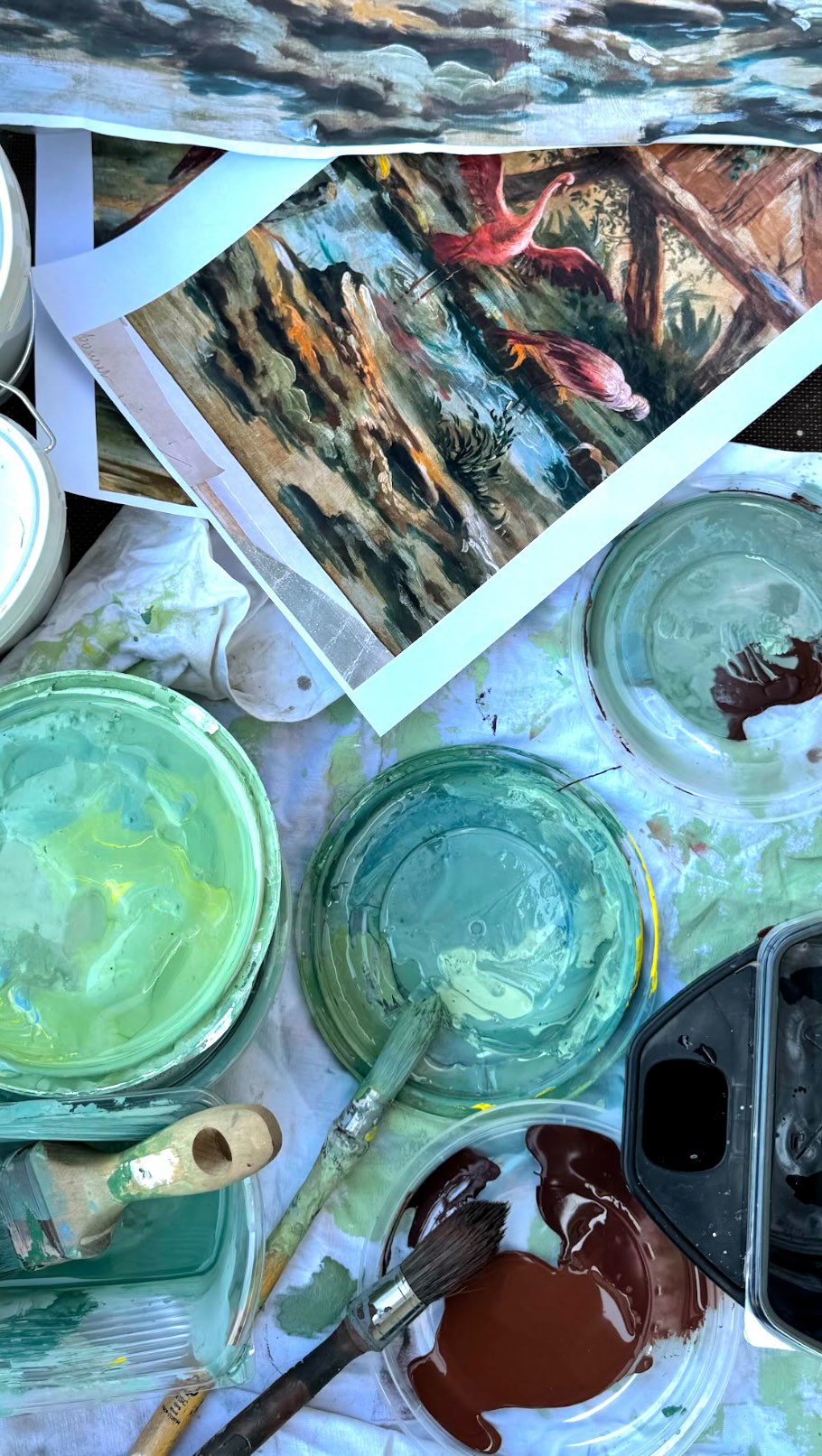 Journal de bord d’une fresque - Partie 2
Août 2025 – Aubusson (Creuse)
Projet porté par @lesfresquessauvages, en collaboration avec @delphine.ciavaldini, initié par elle même, avec le soutien de la Ville d’Aubusson
Interprétation contemporaine d’un carton de tapisserie du XIXe siècle, mêlant tradition et liberté picturale.
Crédits vidéo @rid_prod
Visuels issus de détails de cartons de tapisseries, courtoisie du Musée du Carton de Tapisserie d’Aubusson @cartonsanciens_chantalchirac @am_carta_aubusson
#MuseeDuCarton #Aubusson #Patrimoine #Fresque #LesFresquesSauvages #Peinture #Façade #ArtLife #Painting