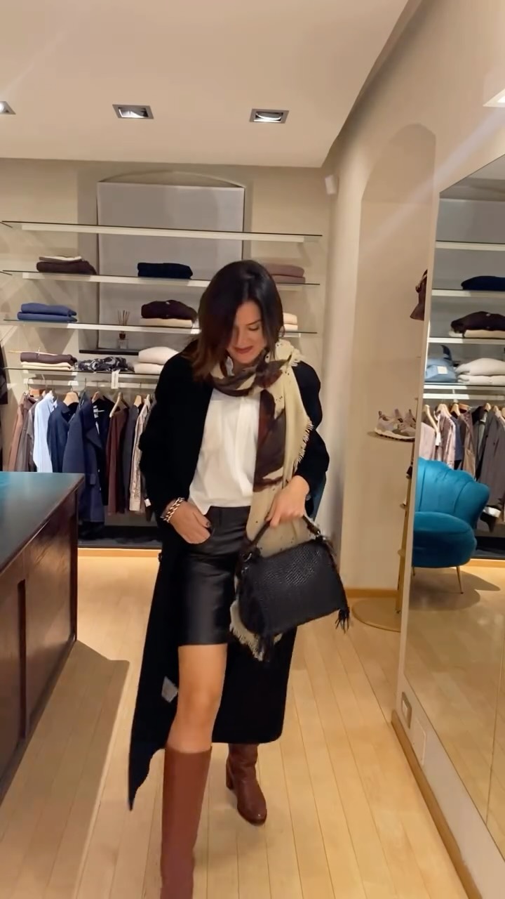 Da lavoro a serata in un outfit! ✨
Cosa ne pensate?
Camicia €159
Gonna pelle @weekendmaxmara €359
Sciarpa @falierosarti €435
Cappotto @anfiny.official €619
Stivale @parosh_official €585
Borsa @reptile_s_house €510
#atelier51 #