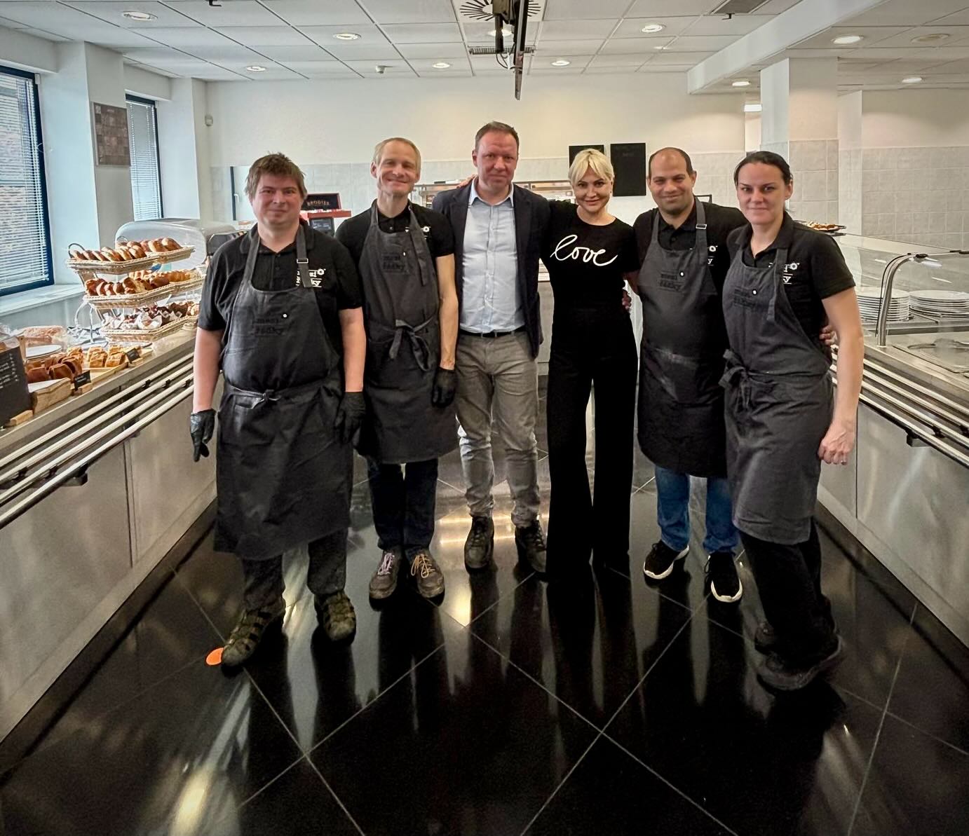 Našich kaváren a bister Mezi řádky už je 16! 🥳
Na základě dobrých zkušeností z našich firemních bister jsme byli osloveni i společností Olympus — a dnes jsme ve Vokovicích otevřeli nové Bistro Mezi řádky. U slavnostního přípitku 🥂nemohla chybět naše Bára Nesvadbová, ani Jakub Knězů, zakladatel skupiny sociálních podniků Etincelle.
Vaříme poctivě, srdcem a společně s lidmi s hendikepem, kterým dáváme pracovní příležitost.🤝
V novém bistru si tentokrát pochutnají jen zaměstnanci a návštěvníci firem Olympus, Garmin a Evident Service Center Europe, ale my máme radost za další přírůstek. 😍
Děkujeme. 💛
#meziradky #bistro #etincellecz #16bister #socialnipodnik #noveotevreno #hendikepneniprekazka