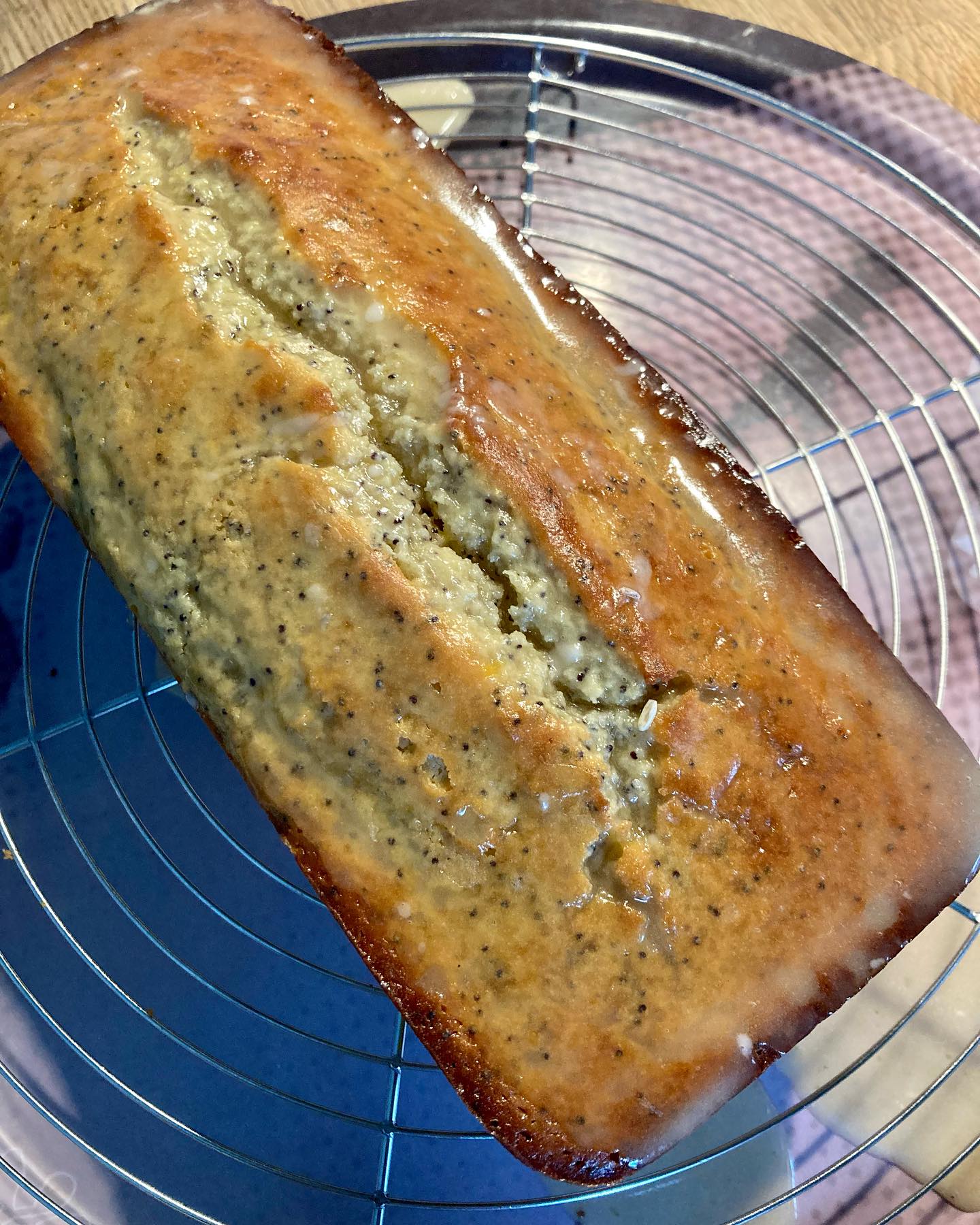 Cake au citron- pavot!
Mon gâteau de ce dimanche!…
Voici une version assez légère de ce cake à mi-chemin entre gâteau au yaourt et quatre-quart, bien aromatisé au citron!
Pour le glaçage, il me manquait un citron supplémentaire, je l’ai du coup improvisé avec le jus d’une clémentine et c’était parfait!
.
Pour un cake: 200g de farine, 120g de sucre roux, 3 œufs, 100g de beurre fondu, 1 yaourt grec, 1 citron bio, 2 c.à soupe de graines de pavot, 1 sachet de levure chimique, 1 pincée de sel.
Pour le glaçage: 100g de sucre glace, 1 à 2 c.à soupe de jus de clémentine (ou de citron).
.
Préchauffer le four à 180 degrés.
Faire fondre le beurre dans une petite casserole. Le verser dans un grand bol et le battre avec le sucre. Ajouter les œufs et le yaourt, continuer à battre. Incorporer la farine mélangée avec la levure et une pincée de sel. Terminer en ajoutant le zeste et le jus du citron, ainsi que les graines de pavot. Bien mélanger.
Verser la pâte dans un moule à cake beurré.
Mettre au four pour 40 à 45 minutes à 180 degrés.
Préparer le glaçage et mélangeant les sucre avec le jus de mandarine (ou de citron).
Sortir le cake du four, le laisser légèrement refroidir sur une grille. Verser le glaçage sur le dessus en le laissant couler sur les bords.
Laisser le glaçage sécher 1 heure, avant dégustation.
Bon appétit!
.
#cake #cakes #cakeaucitron🍋 #lemoncake🍋 #lemoncake #gâteau #gateaumaison #gateaududimanche #citrons #lemon #limone #gâteaux #glacage #glaçage #madreperlamtc