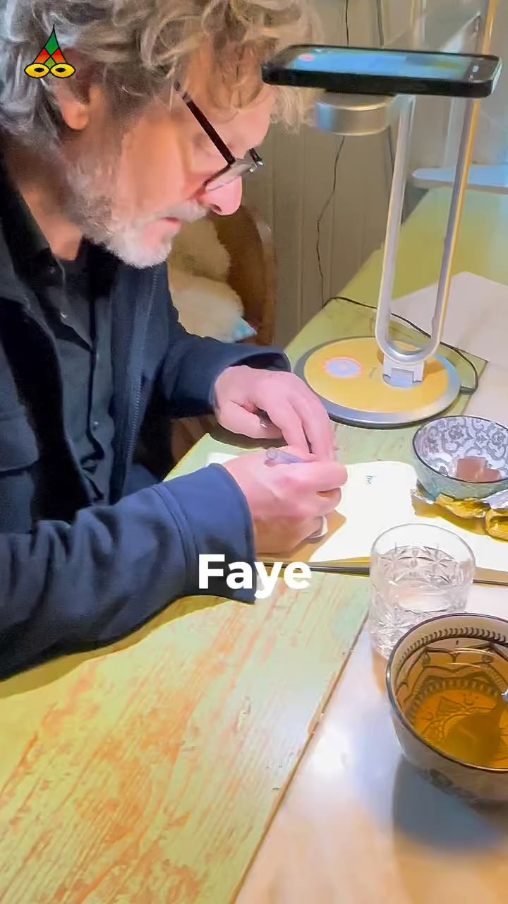 - Faye
Sommige mensen draag je bij je vanaf het begin.
Deze is voor @fayes.boek @fayesboek.
Dochter. Vrouw. Kerstliefhebber. Creatief brein.
Op haar dertigste verjaardag gaven we dit gedicht cadeau.
Volg het @poeziejournaal - dichterlijke reportages met rechte rug en open hart.
✍️ Maurice Jonkers & 🎥 Hilma ten Boske
Wil jij ook een gedicht of optreden?
Stuur een DM of kijk via de link in bio.
#poëziejournaal #houdezonzijde #faye #handgeschreven #liefdeindetijdvandetoekomst
#kunstpost #dochterliefde #minimaldrawing #taalgevoel #cadeauvanwoorden