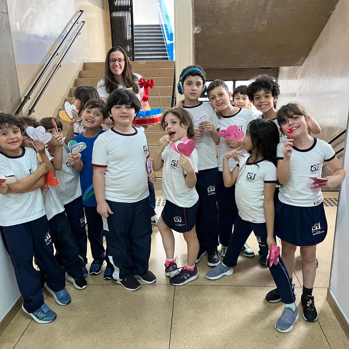 No Dia Internacional da Gentileza, os alunos foram convidados a espalhar elogios, agradecimentos e mensagens positivas.
Cada gesto de carinho encheu a escola de sorrisos e boas energias!
Os alunos também puderam falar no Microfone da Gentileza, instalado no pátio, e participaram de diversas ações pelo colégio, como o Painel da Gentileza, onde alunos e professores registraram palavras e atitudes inspiradoras, além da distribuição de corações de gentileza, que levaram mensagens de amor e empatia por todos os cantos.
Nesse dia tão especial, homenageamos o funcionário mais gentil do Colégio, o tio Edegal, cuja gentileza inspira diariamente nossos alunos e toda a equipe.
Porque gentileza se fala, se pratica e se compartilha!
#somosga #angloalante
#colegioguilhermedealmeida
#diamundialdagentileza