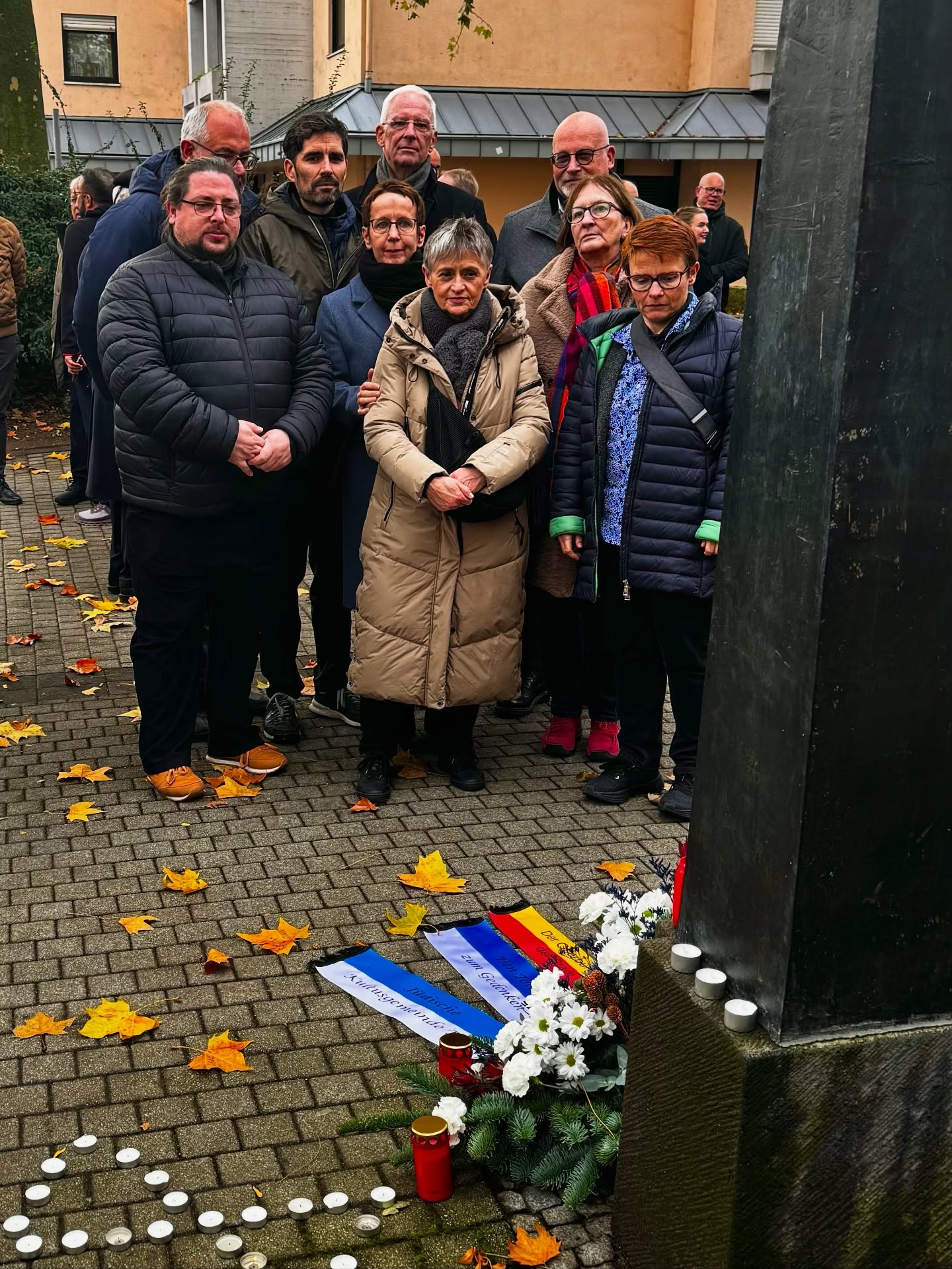 Gedenken der jüdischen Opfer des Naziterrors. Gerade in diesen Zeiten: Erinnern, gedenken muss immer wieder erneuert werden und braucht uns alle, damit wir täglich die Würde aller wahren und Geschichte sich nicht wiederholt.
#niewieder #9november #demokratie #trier #sventeuber #jüdischesleben