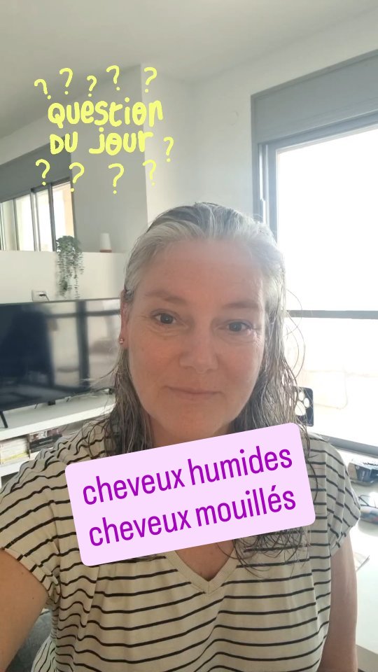 Alors, après une douche, on a les cheveux... So, how is your hair after a shower? Réponds dans le sondage / Answer in the poll!