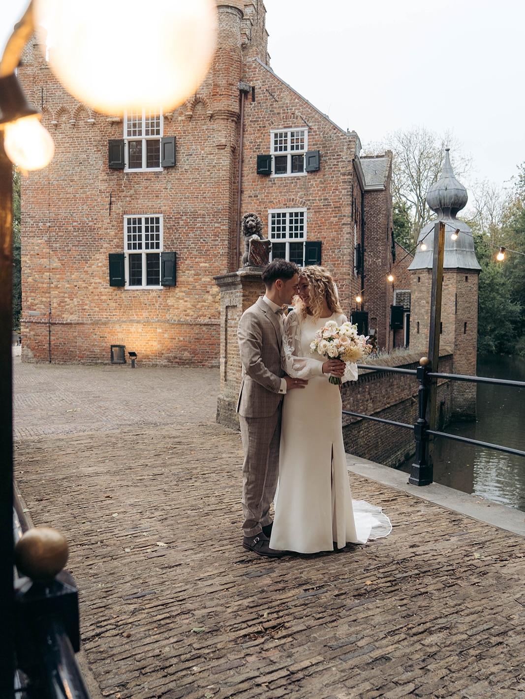 De dagen worden korter en kouder, en het trouwseizoen loopt langzaam op z’n einde 🥰
Des te meer genieten we nog even na van deze prachtige dag van Han & Carlijn!
📍Locatie: @trouwenslotmoermond
TROUWFOTOGRAAF | TROUWEN IN NEDERLAND | TROUWFOTOGRAFIE | WEDDING PHOTOGRAPHY
#trouwfotograaf #trouwenin2026 #trouweninnederland #tineclasenphotography #wijtrouwen #trouwfoto #trouwfotografie #weddingphotography #weddingphotographer #fotograafgelderland #fotograaftiel #fotograafgelderlandgezocht #fotograafgezocht