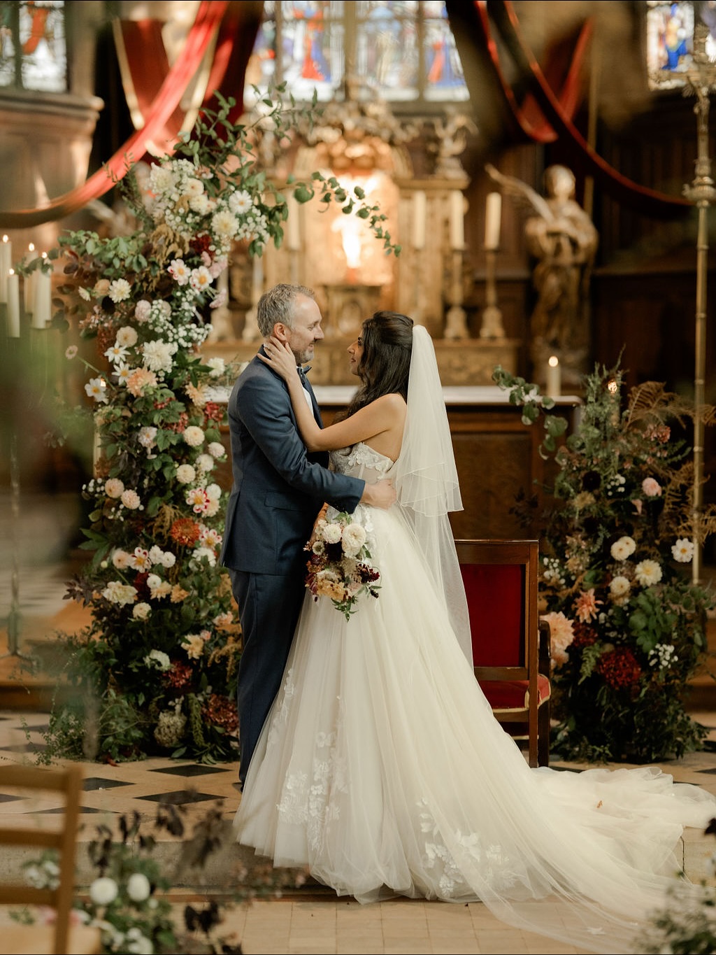 L’année dernière, je terminais la saison avec ce mariage magique ✨
Ce projet s’est dessiné en quelques mois et la journée a semblé défiler comme une succession de tableaux : une église majestueuse, la lumière douce de honfleur encore chaude et une soirée tamisée à la chandelle.
Au centre de tout ça, une mariée lumineuse incarnation de l’exigence confiante. Pleinement impliquée dans son mariage… au point que le soir venu, elle en oubliait de rejoindre ses invités à débriefer avec ses prestataires au cul du camion. Merci Amanda pour ta confiance, ce fut un vrai plaisir de te créer ta déco florale rêvée.
Et toujours @solveigandronan
Au @le_manoir_des_impressionnistes le_manoir_des_impressionniste
Avec @colinebosa
@marie_lebaron_
#luxuryflowers #luxuryflorist #weddingflowers #fineartfloral #designerfloral #fleuristemariage #fleuristedemariage #fleursmariage #inspirationmariage #destinationweddingfrance #weddinginfrance #fleuristenormandie #mariagenormandie #weddingnormandie #normandiefleuriste