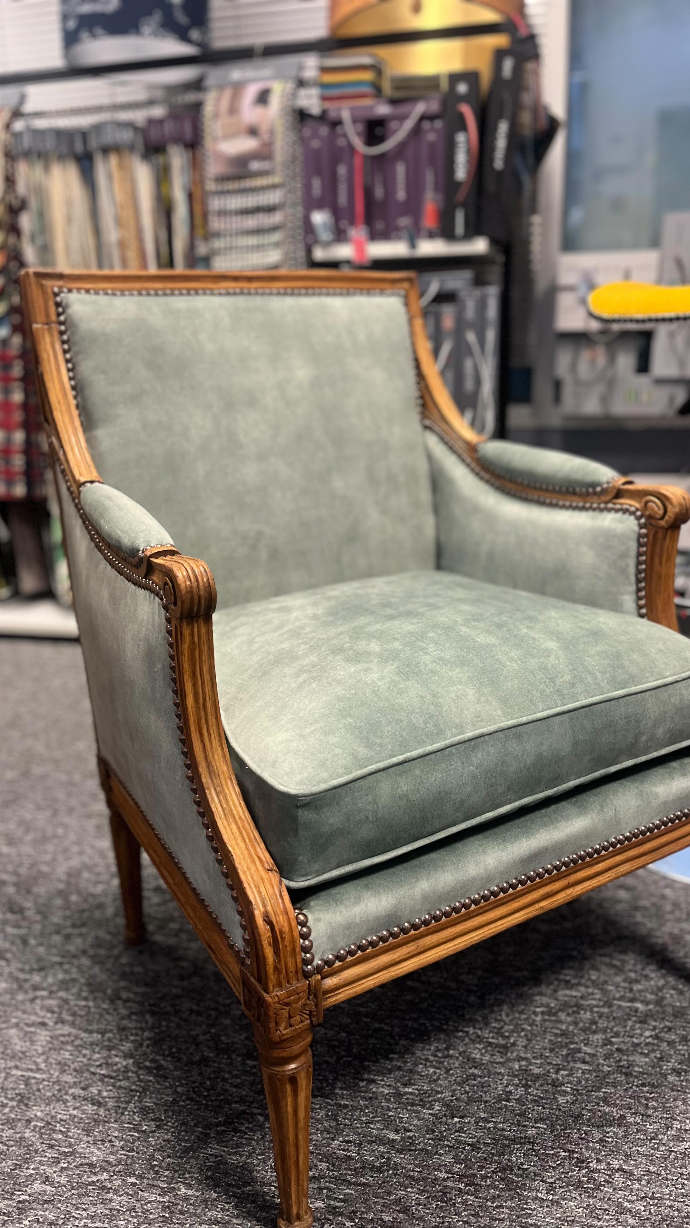 Changement de couverture pour cette bergère Louis XVI d’époque et estampillée Pierre malbet. Travail réalisé à l’ancienne . La garniture était dans un état exceptionnel donc juste un changement de toile blanche , travail à semence et pose de clous décoratifs . Tissu manade de chez @camengo_official clous déco bruni, et coussin à plume refait à neuf. #tapissiere #hupholstery #artisanatfrançais🇫🇷 #artisanatdart
#tapissierdécorateurvalenciennes
#valenciennes #lille #mons #Denain #cambrai #saintamandleseaux
#trithstleger
#letempsdunemetamorphose
#letempsdunemetamorphose
#déco #tendance #tapissierdameublement #bergere #bergerelouisxvi #louisxvi #stylelouisxvi