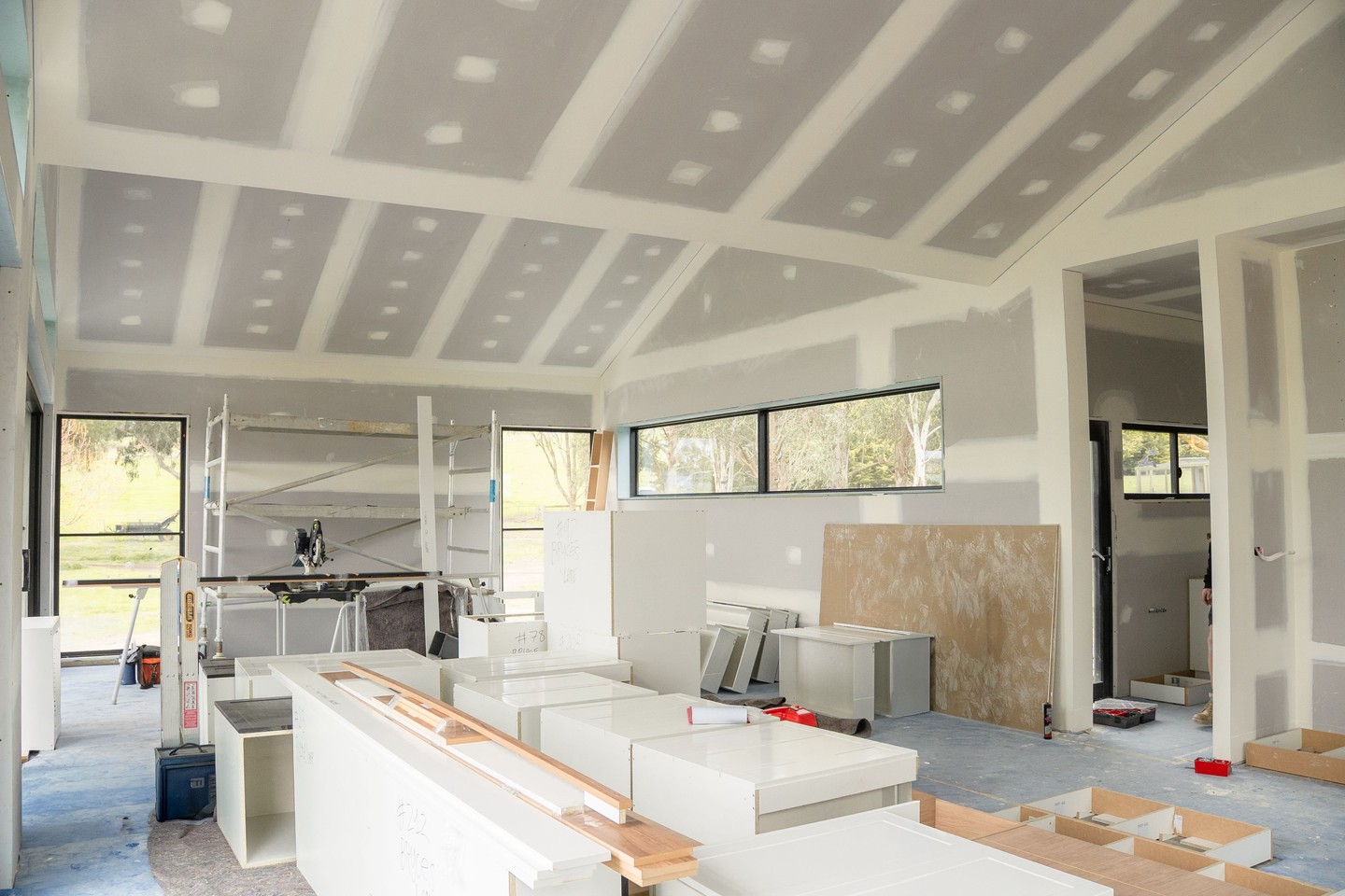 Some serious cabinetry has landed on site, this has to be the work of the @keystone.kitchens team. Can’t wait to share the finished article with you all.
.
.
.
.
.
.
.
#buildtrend #buildtrendhomes #masterbuilder #macedonrangesbuilder #victorianbuilder #customhome #residentialbuilder #carpentry #cabinetry #newhomebuild