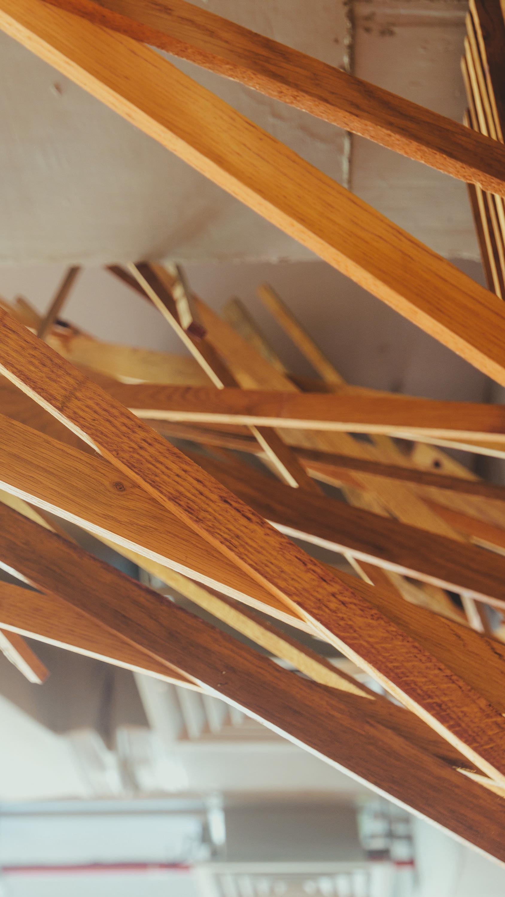 No son ramas cualquiera. 🌳 Son duelas de roble francés recicladas de la viña @conchaytoro , las mismas que usamos para construir los árboles del bar @miscelaneo.bar
Las seleccionamos una a una, cortamos a mano, hicimos encajes tipo japonés (sí, sin tornillos a la vista) y armamos un cielo orgánico que parece flotar.
Cada rama tiene su ángulo, su forma, su historia.
Y cuando cae la noche… la luz hace magia. ✨
Ah, y la barra también la hicimos nosotros junto a @reviste_chile con maderas recuperadas: roble, laurel, raulí y pino oregón.
Todo con historia, auténtico y sustentable.
Ponle #estrategia
Ponle #creatividad
Y una cuota de #arte
Si quieres saber más del proceso creativo de @miscelaneo.bar y otros artísticos proyectos de restaurantes, te invitamos a visitar el sitio web de @pizarrastudio
🤓 Link en la bio!
#DiseñoCircular #InteriorismoChile #DiseñoDeInteriores #MaderaRecuperada #RetailDesign #InstalaciónArtística #ArquitecturaInterior #CeilingDesign #AtmosphericDesign #PizarraStudio #MisceláneoBar #SustentabilidadCreativa #DiseñoSustentable #ReclaimedWood #RobleFrancés #ArteYDiseño