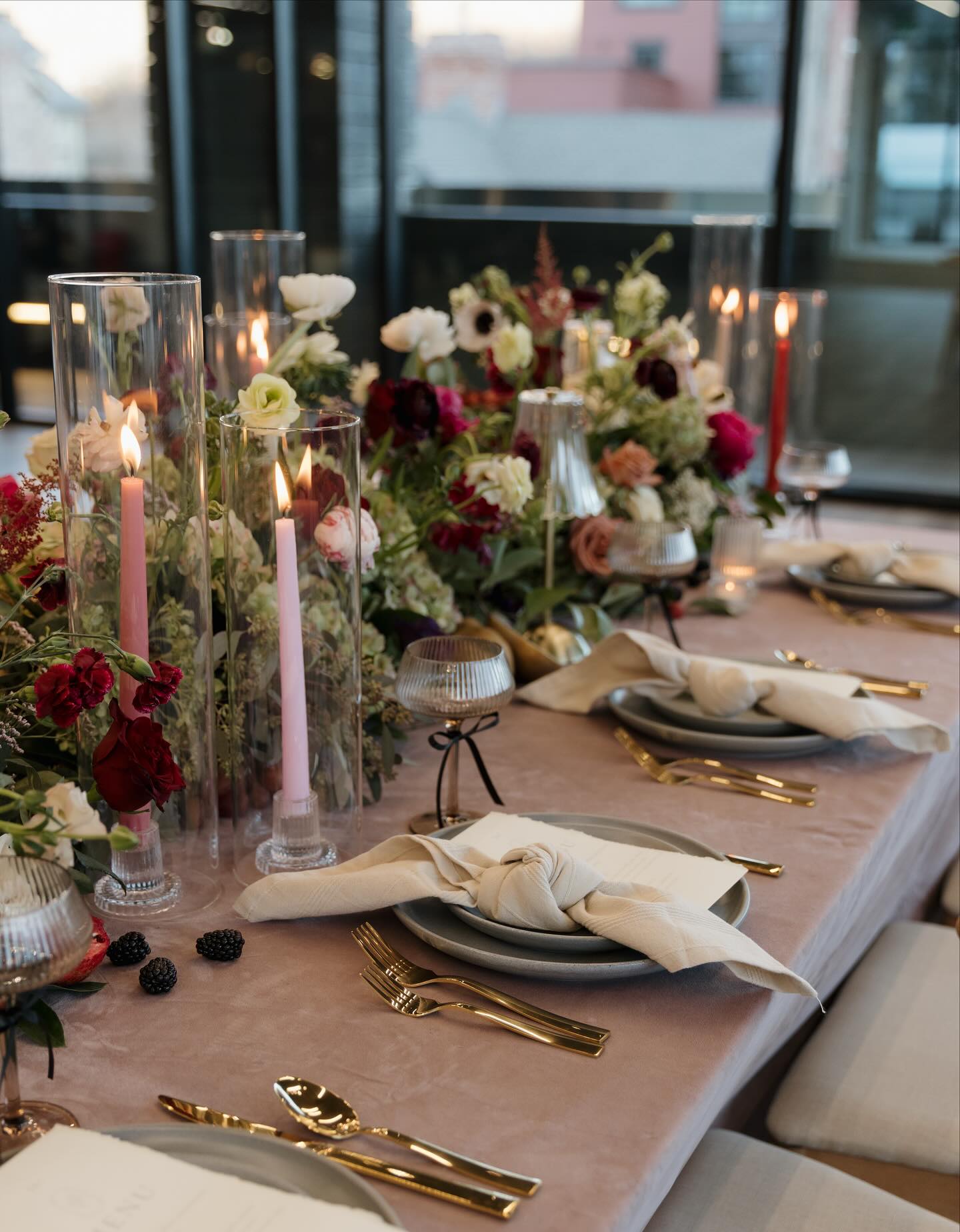 Bringing you all the cozy winter wedding vibes with these pretty little pictures!
I had so much fun styling this table last December and have been lucky to be providing table designs (floral & decor) all season long. They truly are one of the easiest ways to upscale your event.
Photographer chambleelenettephoto
Hosts @delaflor.studioco @juliamatherphoto
Venue @kimballterrace
Rentals @allouteventrental
Floral, decor, design @delaflor.studioco