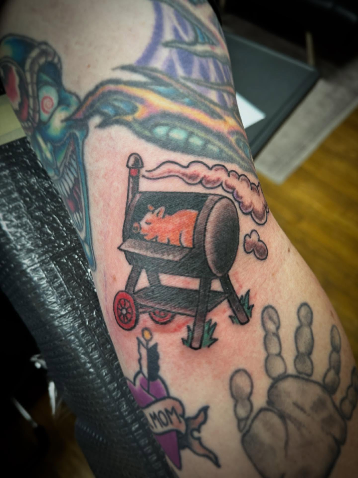 Drew Beavers with a little smoked oinker. #cantontattoos #ohiotattooartist #ohiotattooartist #theinkeeperstattooparlor #inkeeperstattoo #drewbeavers #tattoosbydrewbeavers @theinkeeperstattooparlor @drewbeavers
Artist: Drew Beavers @drewbeavers