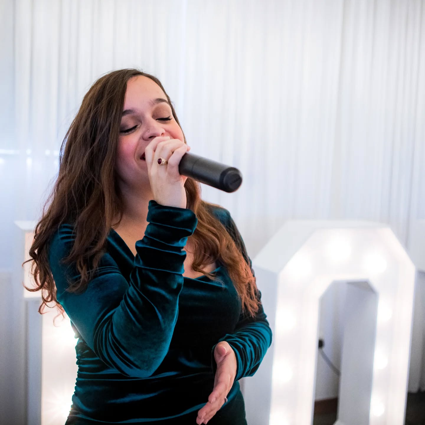 The face of someone who knows that Christmas is just around the corner and I get to sing at 2 gorgeous Christmas events before the end of this term, as well as doing a few Christmas sings with my hospitals choir! I promise I won't just be posting about Christmas stuff from this point but as a musician and musical director, Christmas begins in September and now bonfire night has gone, I can officially count down.
Ho ho ho.
Photo beautifully captured by @shaw_weddingsandevents
At @the_grange_littleover
Sign by @dreamsceneeventsandweddings