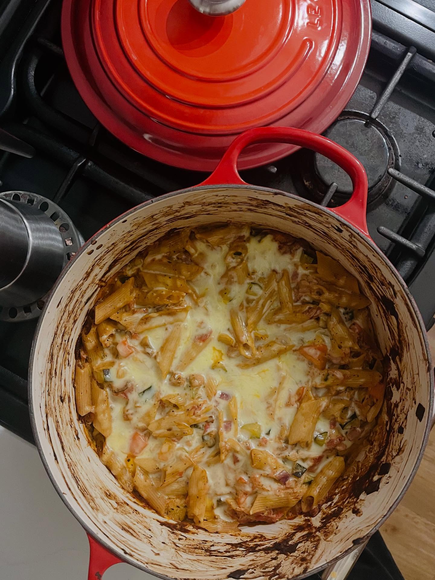 High Protein Tuna Pasta Bake 🎣
⭐ The mission was comfort food in the way of a creamy tuna pasta bake - but to optimise its nutritional value and decrease saturated fats and UPF.
Husband approved. Toddler approved. 👏🏻 👏🏻
This wholesome meal is the perfect balance of comfort and nourishment — packed with protein, fibre, and colourful veggies to support women’s energy, hormones, and gut health 🌸
✨ Ingredients:
Red onion, courgette, mushroom, pepper, garlic, basil, sundried tomato, veg stock, wholewheat pasta, tuna, fat-free yoghurt & a little cheddar 🧀
💪 38g protein | 🌾 8g fibre per serving
Balanced, satisfying and hormone-friendly — because your body deserves meals that feel as good as they taste 💚
DM for recipe ✍️
Warm wishes, Dr Grace 🌿
#WomensHealthNutrition #HormoneHealthyMeals #BalancedEating #HealthyComfortFood”