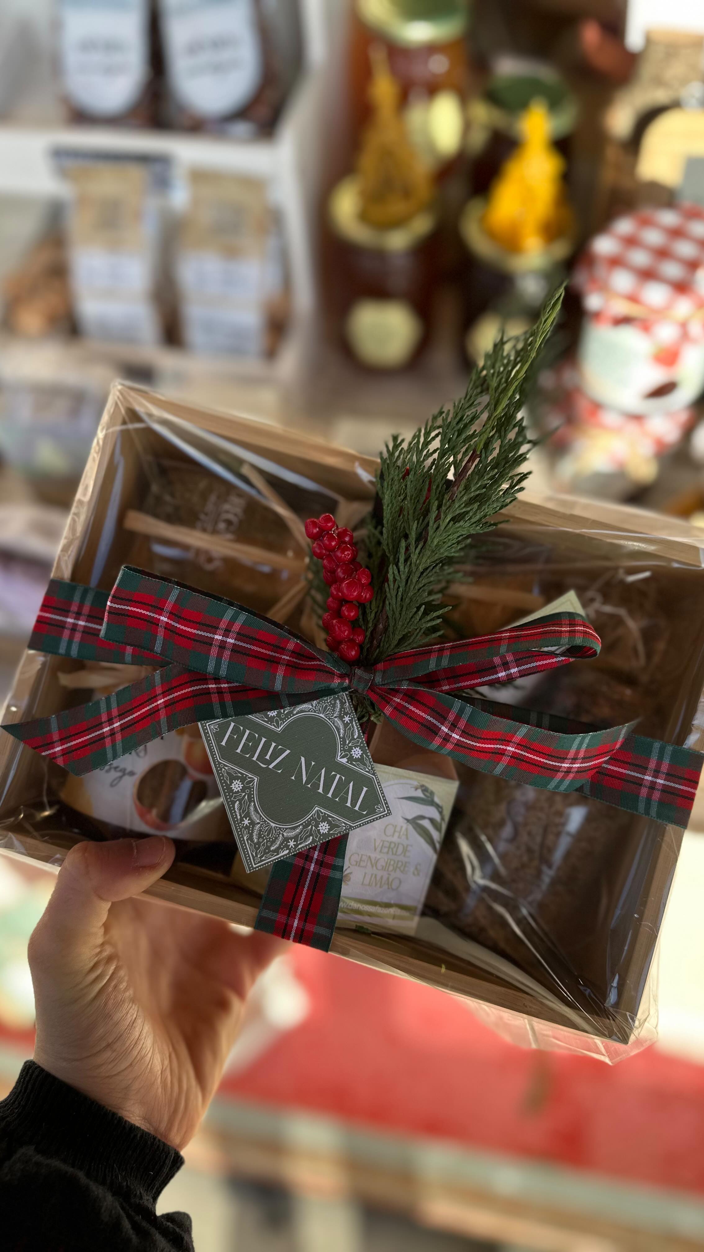 O primeiro fim de semana no Feliz Almada, um mercado de Natal no centro de Almada que reúne diversas atividades, pista de gelo, casinha do pai Natal e um conjunto de casinhas de madeira com pequenos negócios locais no qual temos conseguido fazer parte a alguns anos!
Estaremos nesta morada até dia 16 de Dezembro para vos receber!
Obrigada por todo o carinho que tem passado na nossa casinha 😍
#cabazes #cabazesdenatal #natal2025🎅🎄❤️