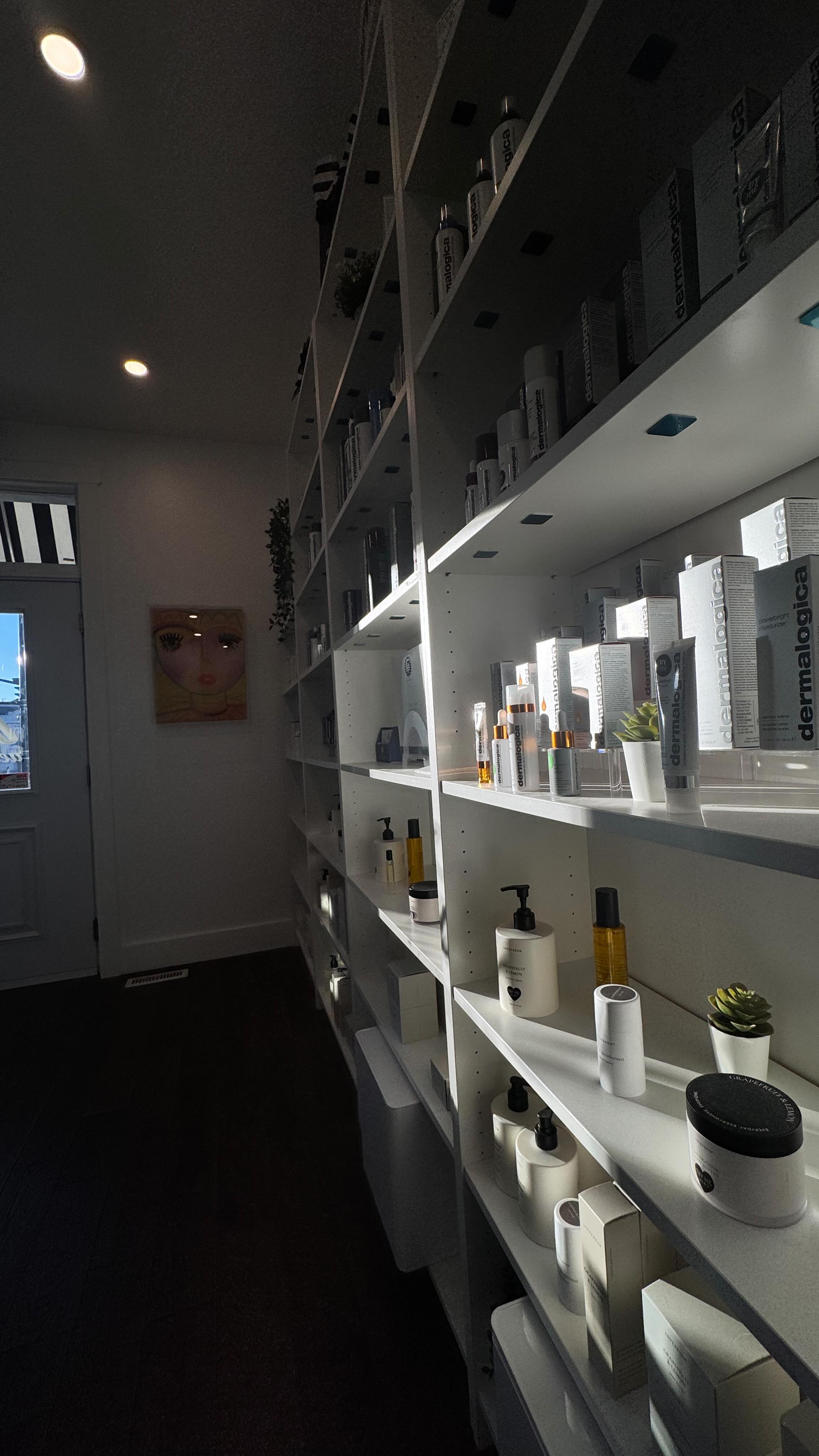 🎁🍭 This holiday, happiness comes wrapped in candy. Take yours today!
#holidaycandy #holidaygiftideas #skincaregiftsets #skincaregift #dermalogica #dermalogicaexpert