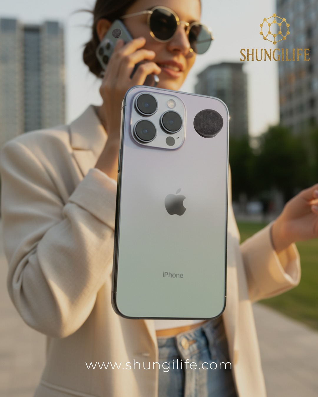 ¿Tu celular te protege... o te expone?
📲 Conoce el escudo invisible de Shungilife.
En Shungilife, creemos que tu bienestar es lo primero.
En el mundo digital actual, pasamos horas con nuestros celulares, pero ¿sabías que están emitiendo radiación electromagnética constante? Es una realidad invisible que puede afectar tu energía y tu salud a largo plazo.
¡Pero no te preocupes! Tenemos la solución más natural y efectiva: nuestros protectores de shungita para celulares.
✨ ¿Qué es la shungita? Es una piedra milenaria con propiedades únicas, conocida por su capacidad de absorber y neutralizar la radiación electromagnética. ¡Es como un superhéroe natural para tu celular!
🛡️ ¿Cómo te beneficia?
-Reduce la exposición a la radiación.
-Crea una barrera protectora.
-Mejora tu bienestar: Ayuda a equilibrar tu energía y reducir el estrés.
Diseño discreto y potente: Se adhiere fácilmente a tu celular sin alterar su estética.
Dale a tu cuerpo la protección que se merece mientras disfrutas de la tecnología.
Con Shungilife, eliges vivir más tranquilo y con menos preocupaciones.
#Shungilife #ProteccionEMF #Shungita #BienestarDigital #VidaSana #TecnologiaConsciente #SaludYBienestar #protectorescelular #esoterico #tiendaenlinea #curación #sanación