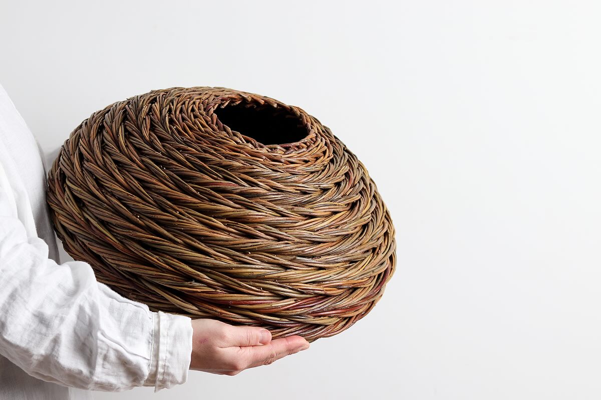 This new sculptural work is from my latest series of herringbone vessels - part of our AW Collection.
•
Nestled within the land where our willow is grown, I have spent the year weaving from my new studio space; spending time observing the shapes and patterns in my immediate environment. Round curved forms with densely textural surfaces have been woven using home-grown willow, inspired by organic forms observed during ritual daily walks.
This new body of work speaks of the desire to find and know one’s place; of the need to be at rest and find shelter within oneself and within the world.
To view all the pieces in this collection, follow the link in our profile.
Sarah 🌿