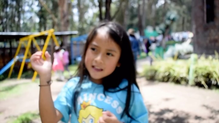 🎙️ ¿Y tú, qué piensas de la Muerte? | La Voz del Trébol, Cap. 1
En la Comunidad del Trébol, abrimos el micrófono para escuchar las voces más sinceras: las de nuestros niños y jóvenes. 🧒👧
En este primer capítulo de “La Voz del Trébol”, exploramos una de las preguntas más grandes: ¿Qué es la muerte para ti?
Sus respuestas están llenas de una sabiduría, una inocencia y una profundidad que nos recuerdan la belleza del ciclo de la vida:
“A mí me parece que es algo para convivir con nuestros muertos... ya naces, ya creces y luego ya mueres... el ciclo de la vida.”
El arte, la cultura y la tradición nos dan herramientas esenciales para abordar estos temas complejos, transformando la tristeza en un recuerdo feliz y honrando el camino de los que ya no están.
¡Dale play y escucha estas reflexiones que te tocarán el corazón!
Queremos seguir amplificando sus voces y sus sentires.
Te invitamos a sumarte a la Comunidad del Trébol para apoyar espacios donde nuestros niños, niñas y jóvenes pueden crecer, preguntar, expresarse y encontrar sentido a su mundo. ¡Juntos, tejemos el ciclo de la vida en comunidad!
#LaVozDelTrébol #ComunidadElTrébol #ReflexionesInfantiles #CicloDeLaVida #PreguntasProfundas #DesarrolloInfantil #InocenciaYSabiduría #TeatroYVida #Comunidad #Exprésate