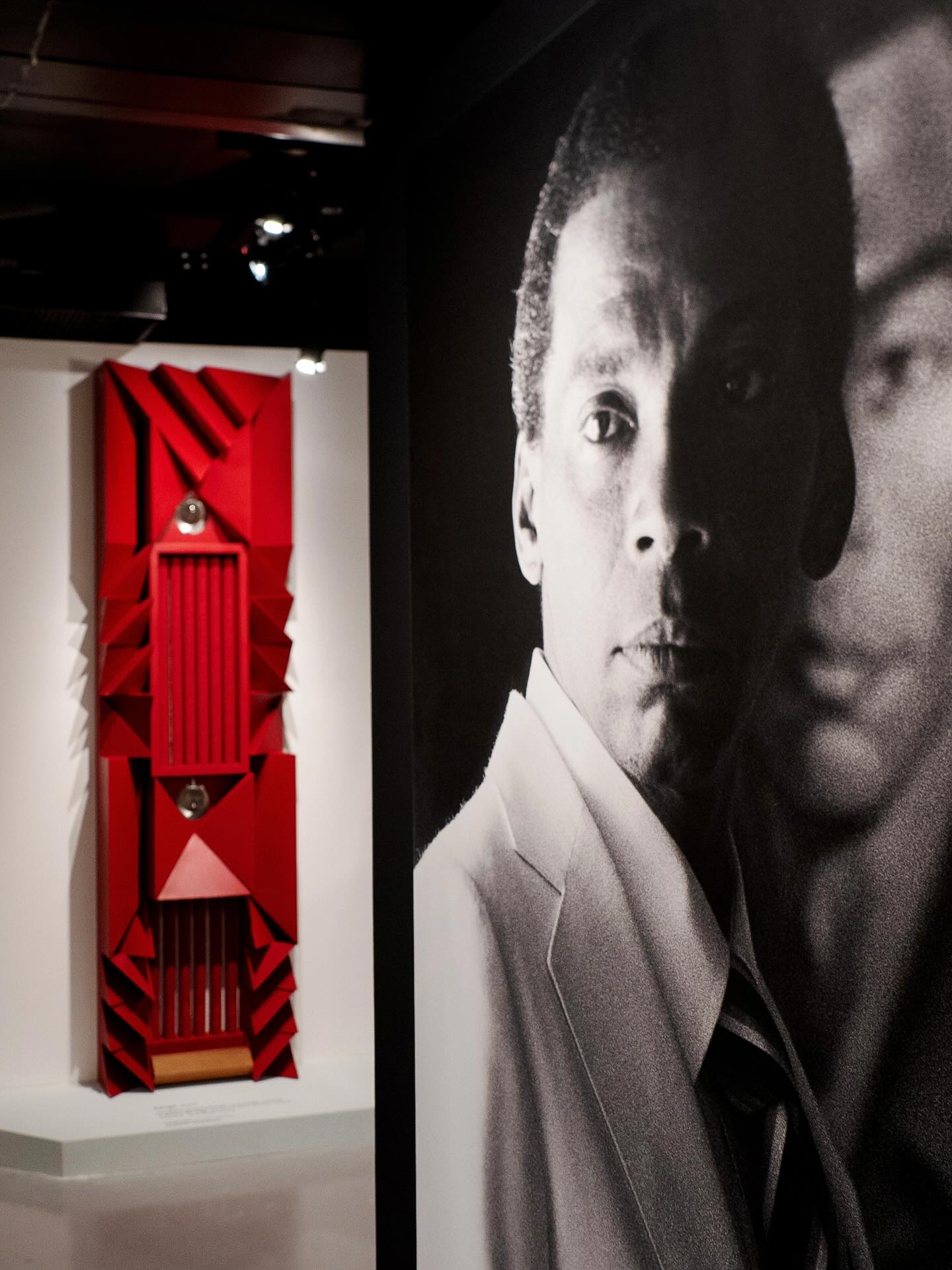 Entre cor, forma e ancestralidade, a arte de Emanoel Araujo ocupa o Farol Santander em uma mostra que celebra sua trajetória como artista, curador e guardião da memória afro-brasileira. Gravuras, esculturas e relevos revelam um Brasil plural, construído pela força das tradições e pela sensibilidade geométrica que marcou sua obra. Mergulhe nas formas e memórias que moldaram um dos maiores nomes da arte afro-brasileira.
Descubra mais no link na bio.
#EmanoelAraujo #FarolSantander #ArteAfroBrasileira #CulturaSP #Exposição #ArteBrasileira #MuseusSP #Design #Curadoria #ArteContemporânea