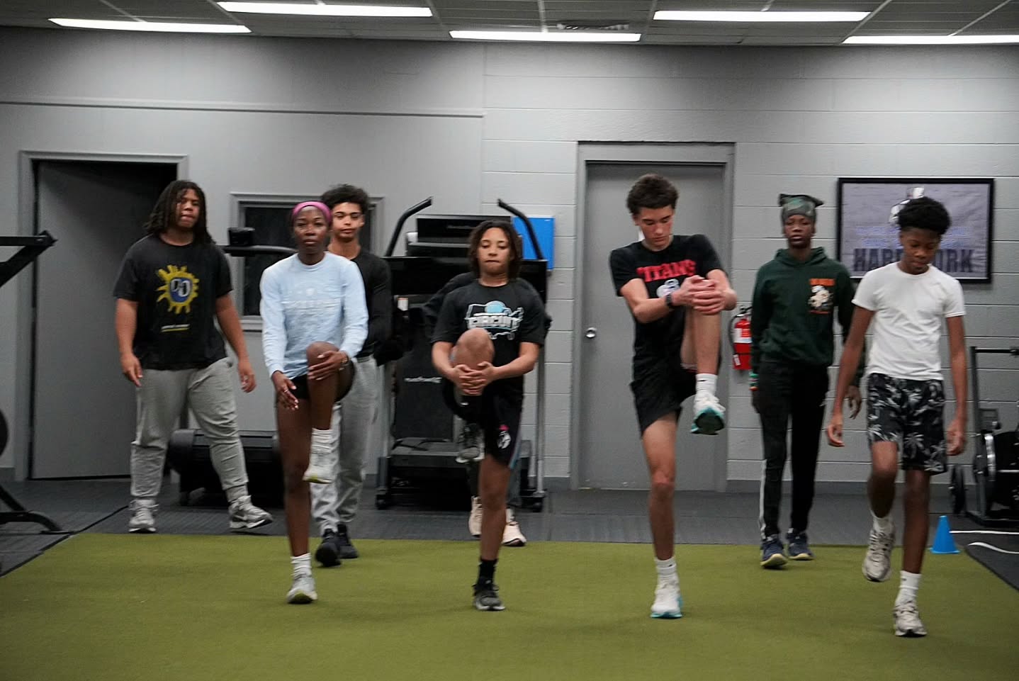 JDSP Saturday High School Speed and Agility Class
Locked in building speed, power, explosiveness, and agility. 🎯💪🏽🔥
Sign up today to join the movement
#JDP #Jdspeedperformance #speedtraining #sportsperformance #athleticdevelopment