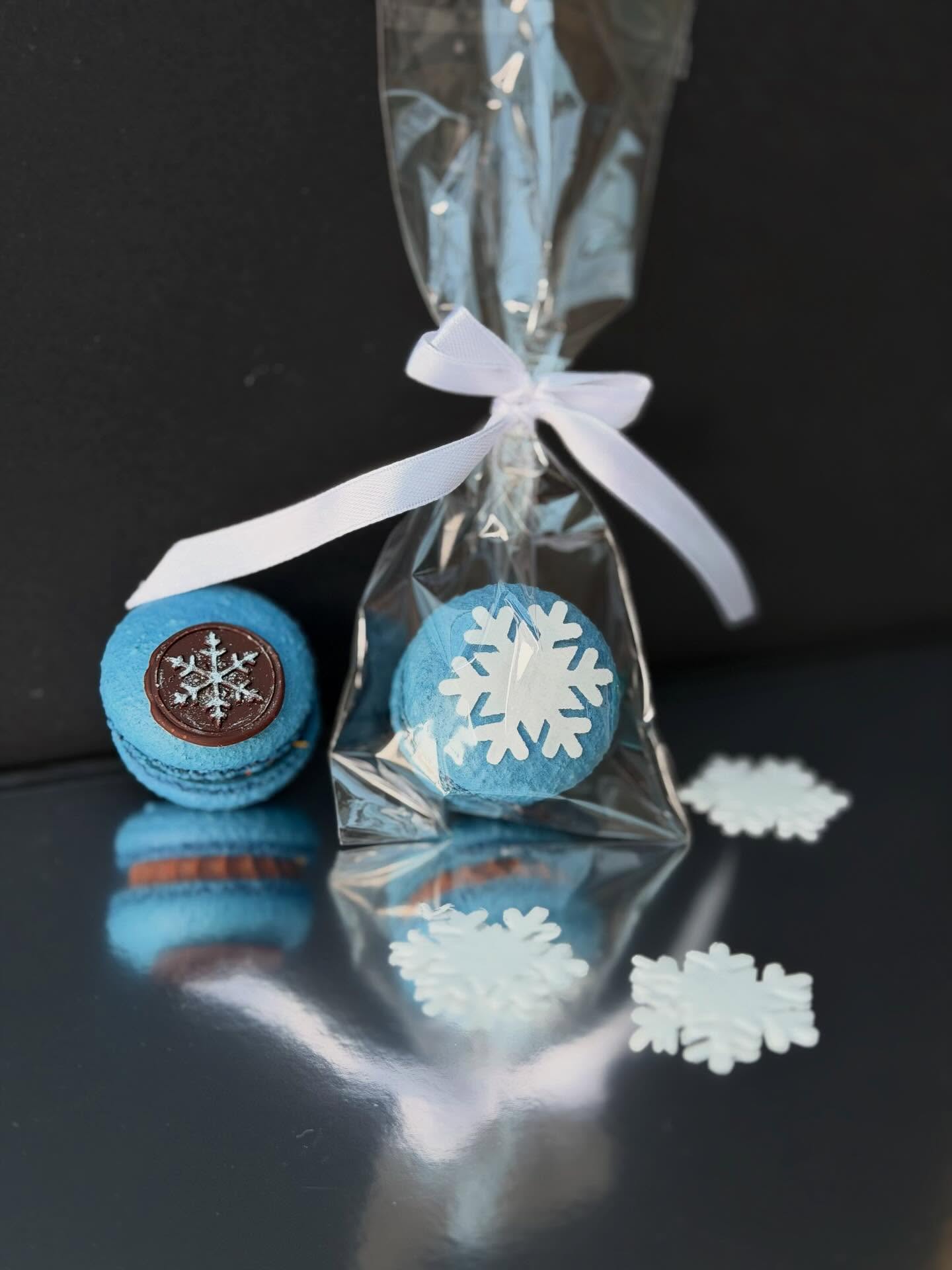 Christmas is in all the shops and all over telly, and we’re playing catch up with launching our Christmas range! 😅 the reality of running a small business alongside family life and other commitments.
How about these cute individual macarons with wafer snowflakes? ❄️ something to give out in the office at a xmas party? Or present to kids on Christmas Eve? Or maybe on Christmas Day after dinner? I’m getting excited just thinking about all the options! 😅
Drop me a line if these are of interest and I’ll sort you out 😉
#macarons #individualmacarons #favours #treats #officexmas #xmascheer #kidstreats #treatyourself #hemelhempstead #boxmoor #bovingdon #yay