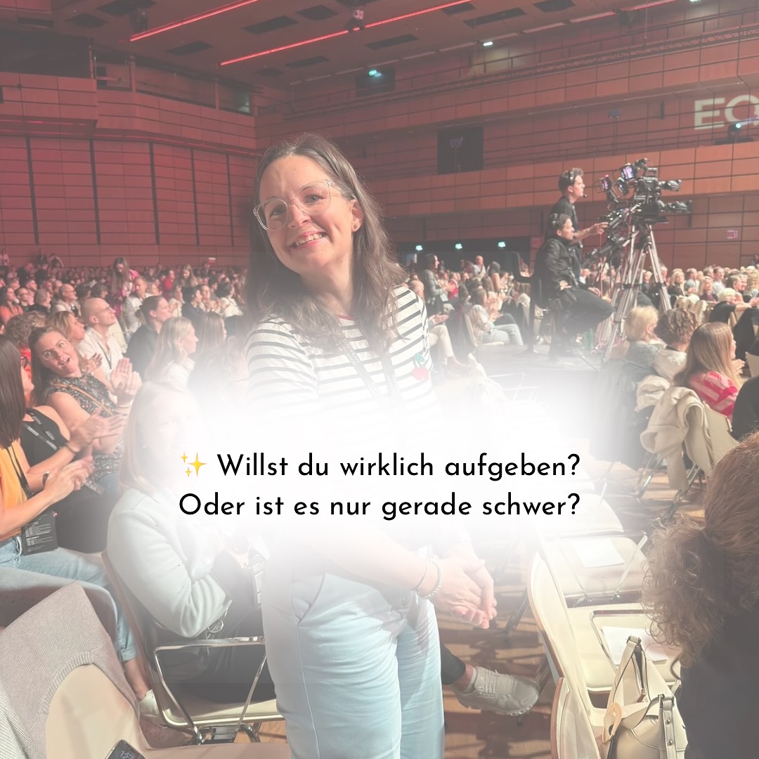✨ Willst du wirklich aufgeben – oder willst du einfach, dass es wieder leichter wird?
Manchmal ist es nicht der Weg, der falsch ist.
Sondern nur der Moment, in dem du glaubst, du schaffst ihn nicht mehr.
Du bist nicht am Ende – du stehst an einer Schwelle.
Zwischen dem Alten, das du loslässt,
und dem Neuen, das noch nicht sichtbar ist.
💫 Atme. Vertrau. Geh in die Stille.
Dort findest du keine Antworten aus deinem Kopf,
sondern die Stimme deiner Seele, die ruft:
„Geh weiter – du bist auf dem richtigen Weg.“
Wenn du dich gerade in einer Phase des Übergangs befindest, dann erinnere dich:
Du musst nicht alles alleine schaffen.
Du darfst dich halten lassen.
Du darfst dich neu ausrichten.
Du darfst dich erinnern, wer du bist.
🌕 In meiner Unbound Rauhnachtsbegleitung gehen wir genau diesen Weg – durch die Dunkelheit zurück ins Licht.
🕯️ Bei meinen Yoga & Brunch Veranstaltungen im Winter findest du Leichtigkeit, Verbindung und Stille im Körper.
🌿 Und im Unbound Coaching darfst du tief eintauchen in dich selbst – dorthin, wo deine innere Stärke schon längst wartet.
🤍 Wenn du spürst, dass du dich gerade nach Halt und Klarheit sehnst:
Schreib mir.
Wir gehen den Weg gemeinsam.
#unbound #mindsetmoments #unboundcoaching #rauhnächte #unboundrauhnächte #yogabrunch #achtsamkeit #achtsamleben #selbstreflexion #pausestattaufgeben #yogainspiration #innereruhe #unboundhealth #yoga #mindset #coaching