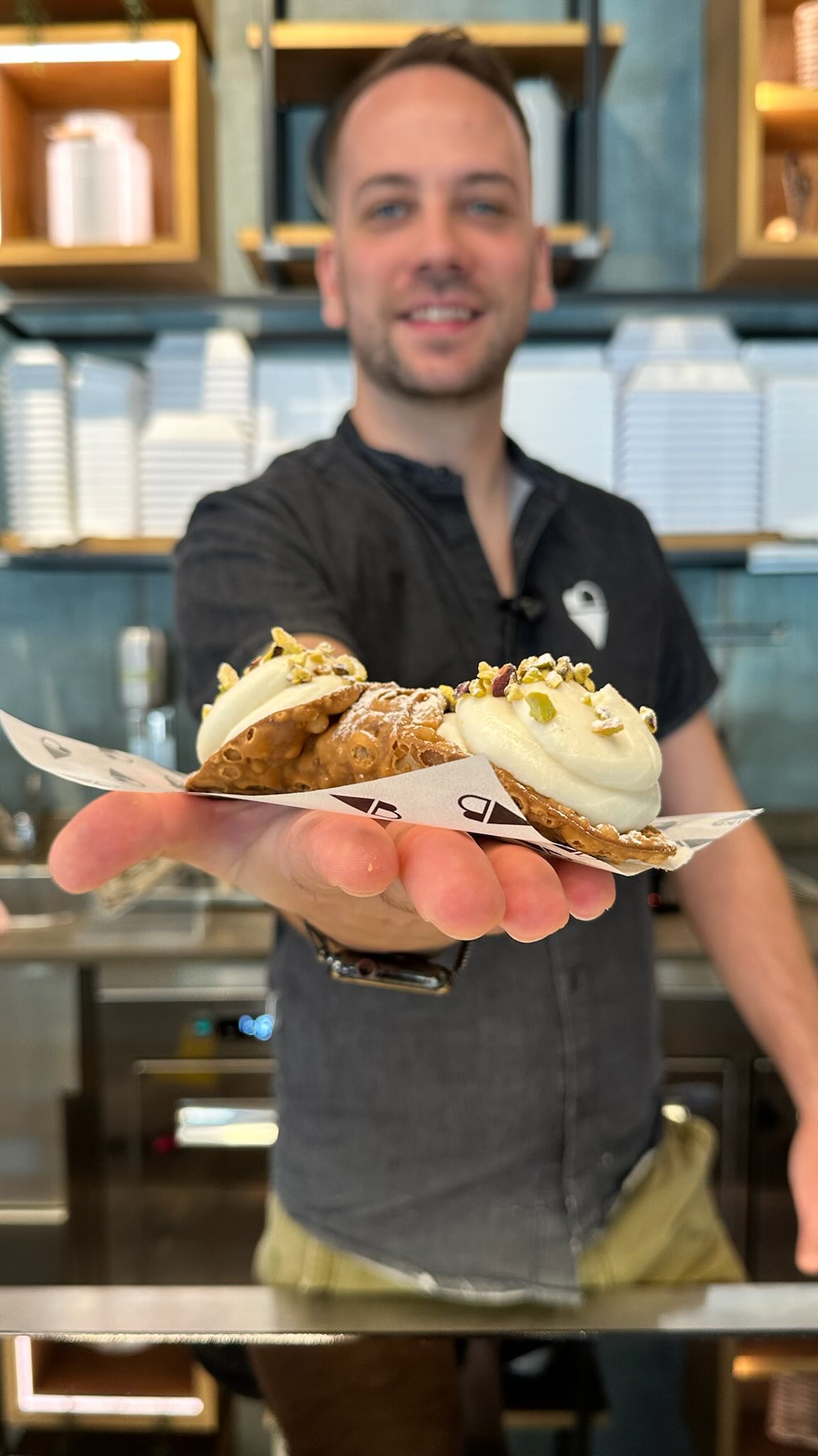 Quando anche i siciliani che abitano in zona ci dicono che il cannolo siciliano “é fatto come si deve” un po’ ci emozioniamo, lo ammetto.🤝🏼🥺
Li farciamo rigorosamente al momento con ricotta di pecora fresca e come guarnizione a noi piace la granella di pistacchio, ma rimane sempre a vostra preferenza.🤍
📍Ci trovi in Via Buenos Aires 78/i a Torino!
#gelateriabaires #torinofood #cannolo