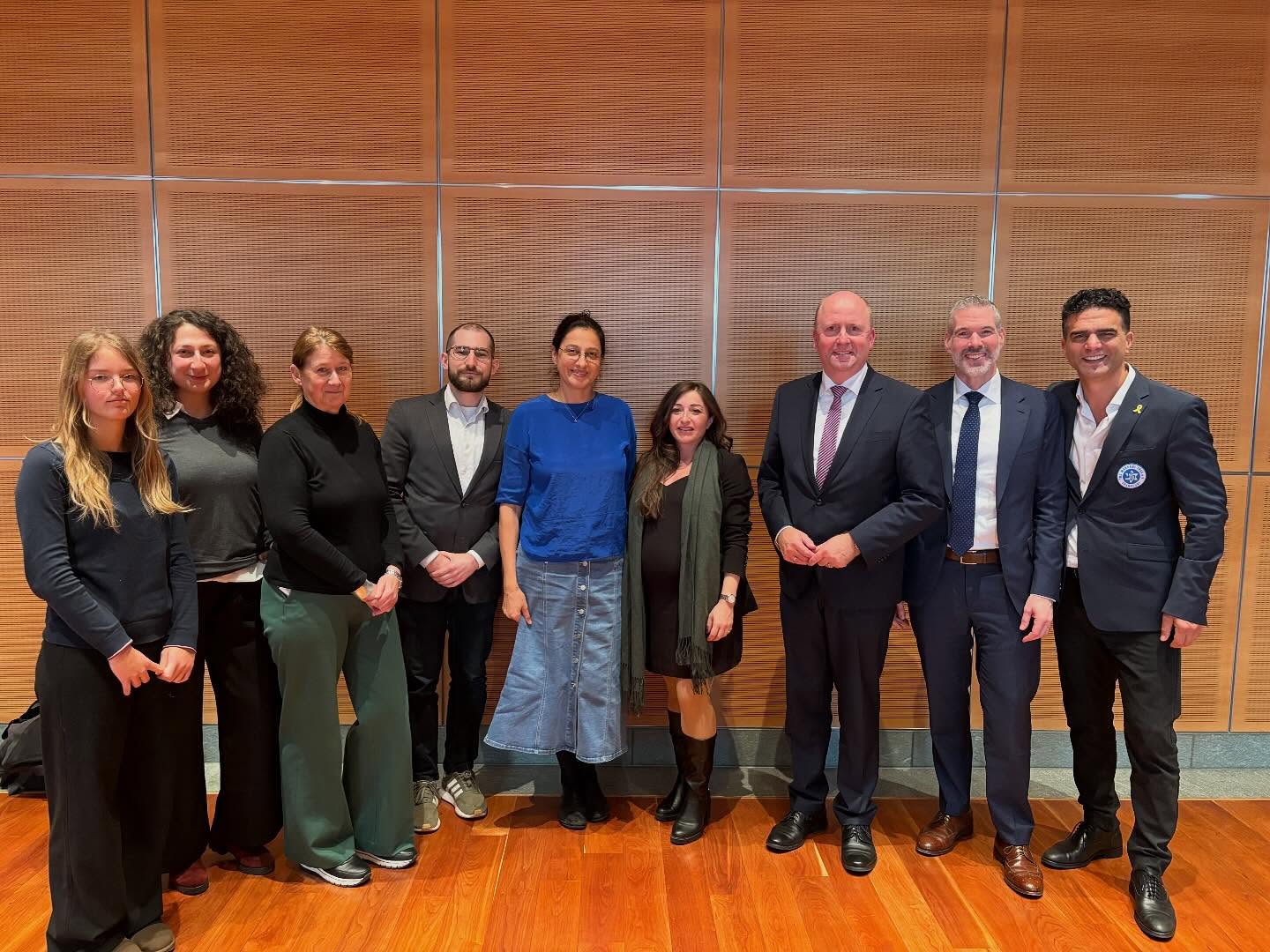 Heute fand in der Hessischen Staatskanzlei der 1. Runde Tisch gegen Antisemitismus statt – initiiert vom Büro des Beauftragten für Jüdisches Leben und gegen Antisemitismus, Uwe Becker.
Vertreter:innen aus Gewerkschaften, Kirchen, Polizei, Hochschulen und Rundfunk waren eingeladen. Nach einem Lagebericht von Daniel Neumann zum aktuellen Antisemitismus tauschten sich die Institutionen zu Herausforderungen in ihren Bereichen und zu konkreten nächsten Schritten aus.
Herzlichen Dank an Uwe Becker für die Einladung und den konstruktiven Austausch. Gemeinsam stärken wir jüdisches Leben in Hessen und treten Antisemitismus entschlossen entgegen.
@juedischegemeindeffm @rias_hessen @ofek_beratung @juedischejuristende @uwe_becker_ffm @makkabi.deutschland
#VJSH #Hessen #GegenAntisemitismus #JüdischesLeben #Zivilgesellschaft #HessischeStaatskanzlei #UweBecker #RunderTisch