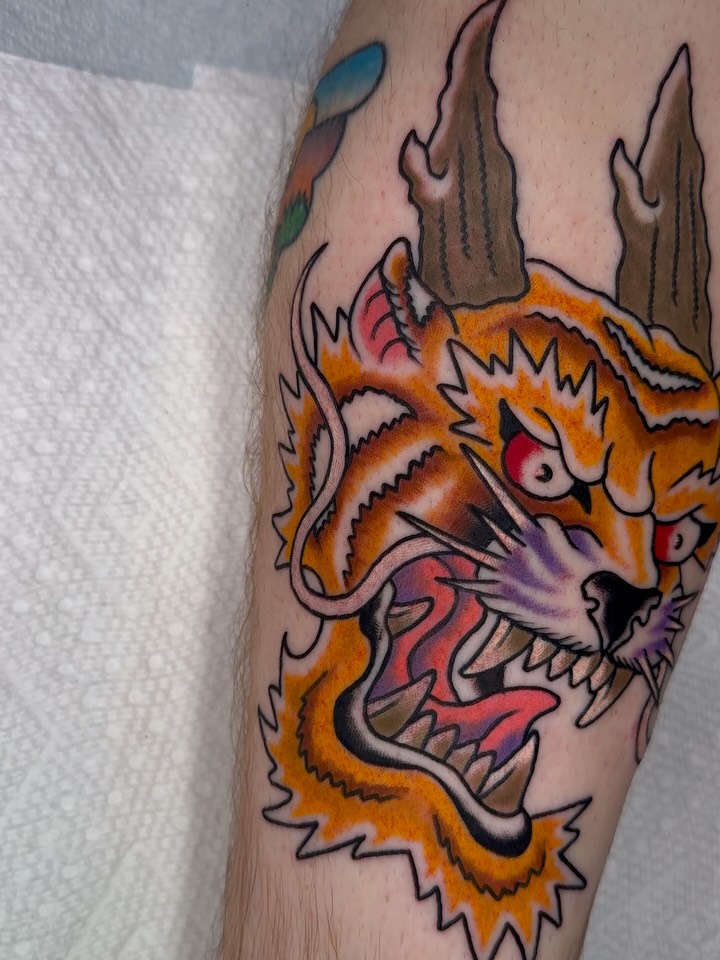 🦅Tattoos made down in Austin with the crew at @blackdaggertattoo 🦅
Back in Denton and ready to tattoo you🫵 DM to book your next tattoo in December !
•
#traditionaltattoos #americantraditionaltattoo #americantraditional #tattoostyle #austintattoo #dentontattoos #dentontattooartist #dfwtattoos #dfwtattooartist #austintattooartist #texastattooartist #americana