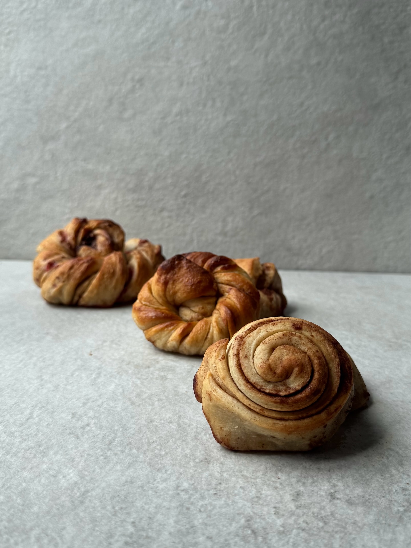 🍥 Saftiges Zimtschnecken Rezept – bewusst genießen & skandinavisch inspiriert 🇳🇴
Weniger Zucker, mehr Geschmack! Diese fluffigen Zimtschnecken mit Himbeeren & Schokostreuseln sind perfekt für dein nächstes Wochenend-Backen. 💛
🌿 Einfach ausprobieren & genießen!
#FoodforFlexitarians #zimtschnecken #healthycomfortfood #bewusstessen #flexitarisch #bakinglove #healthyrecipes #nordicfood #cozybaking #soulfood #homebaking #vegetarisch #einfachbacken #sustainableliving #slowbaking #desserttime #consciouscooking #vegetarianrecipes #brunchideas #healthyindulgence #flexitarianrecipes #scandinavianvibes #sweetmoments #weekendbake #mindfuleating