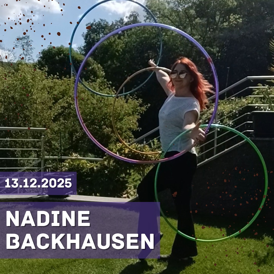 💜GUEST TEACHER ALERT💜
Nadine Backhausen @nabiniloop besucht uns und zeigt uns mal etwas anderes - und zwar Hula Hoop!🥰
In den Beginner Workshops zeigt uns Nadine, auf wieviele verschiedene Möglichkeiten wir den Hula Hoop Reifen bewegen können - dafür braucht es auch absolut keine Vorkenntnisse!💫
Mehr Infos und die Anmeldung findest du auf Eversports unter Workshops und unserer Website - wie immer lohnt sich schnell sein🤫
#aerialsilkvienna #asv #hulahoop #guestteacher #aerialstudio