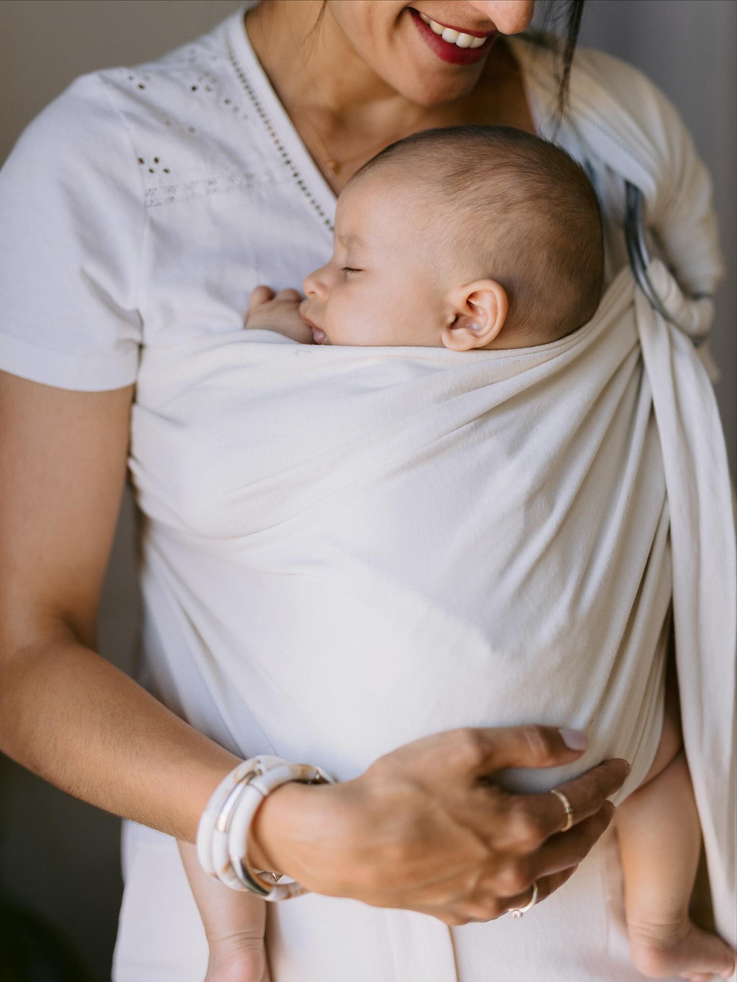 Dans quelques années ces images auront encore plus valeur, de poids, elles deviendront une petite madeleine de Proust, les parents les regarderont émus et les filles aimeront se voir déjà complices et joueuses 🤍
Parce qu’ici on se concentre sur ce qui compte vraiment, sur la vie qui défile à toute allure, on tente de la ralentir, un instant juste un instant, cette vie qui se se rejouera dans les albums photos pour tous ceux qui voudront bien les regarder 🤍🕊️
Merci à cette jolie famille pour leur confiance depuis plusieurs années déjà, pour ces moments que je chéris, pour me permettre de témoigner de toute cette vie 🥹💕
#familyphotography #aixenprovencephotographer #photographeluberon #newbornsession #photographefamille #provencephotographer #eyemamaproject #maternageproximal #authenticlovestories #belovedlovestories #photographeprovence #mumoftwo #storytellingphotographer
