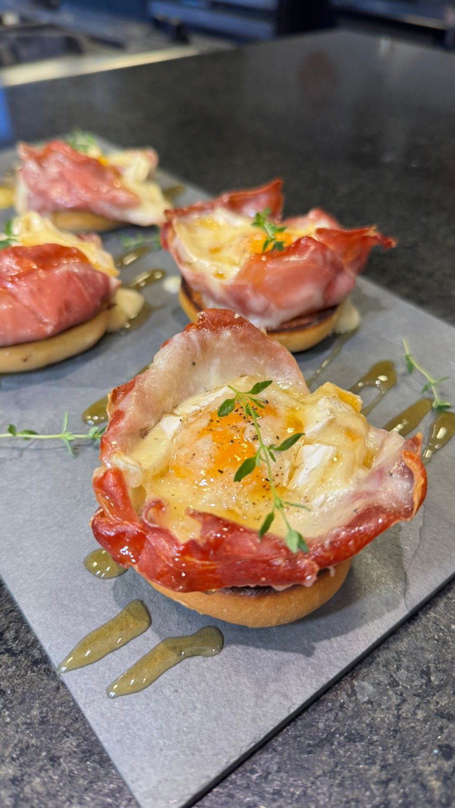 Cestinha de Parma com brie e mel
Vem conferir a nova roupagem que a Chef @anapaulalopes.menu trouxe para essa combinação clássica de sabores que encantam.
O brie do @queijosaovicente é um show a parte e nesse preparo derrete e traz muita cremosidade e sabor.
Vem conferir a receita comigo e para cada cestinha você vai precisar:
- 1 fatia grande de presunto cru
- 1 fatia de queijo brie (aprox. 60g)
- 1 gema
- Mel Q.B.
- Pão da sua preferência para a base
- 1 dente de alho
- Azeite Q.B.
- Sal Q.B.
- Pimenta do reino Q.B.
- Tomilho ou outras ervas Q.B.
Q.B. Quanto baste = o famoso à gosto.
Modo de preparo no vídeo!
Inove e regas experiências incríveis com produtos de qualidade @maisminas.distribuidora